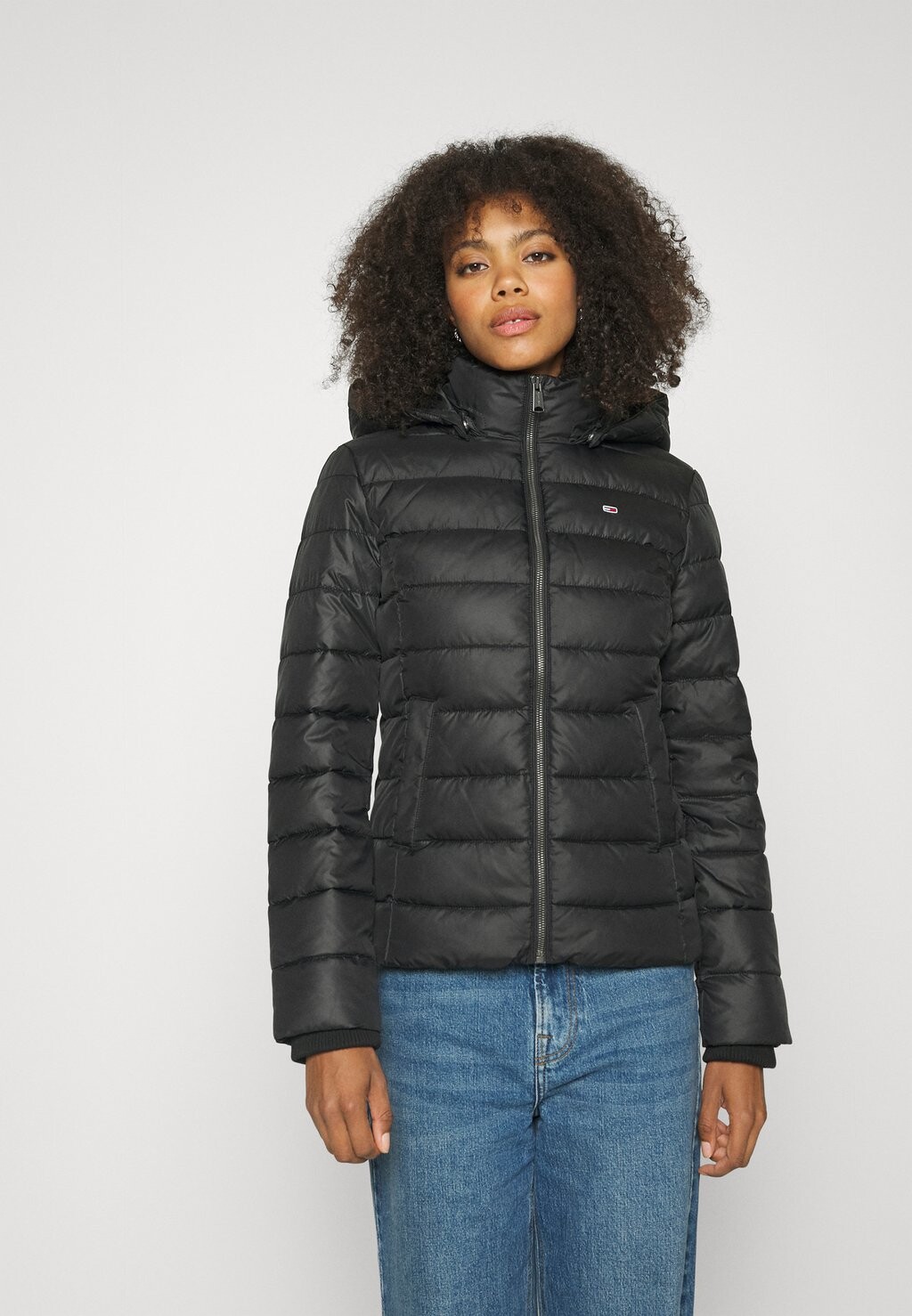 

Легкая куртка Tommy Jeans с капюшоном, черный