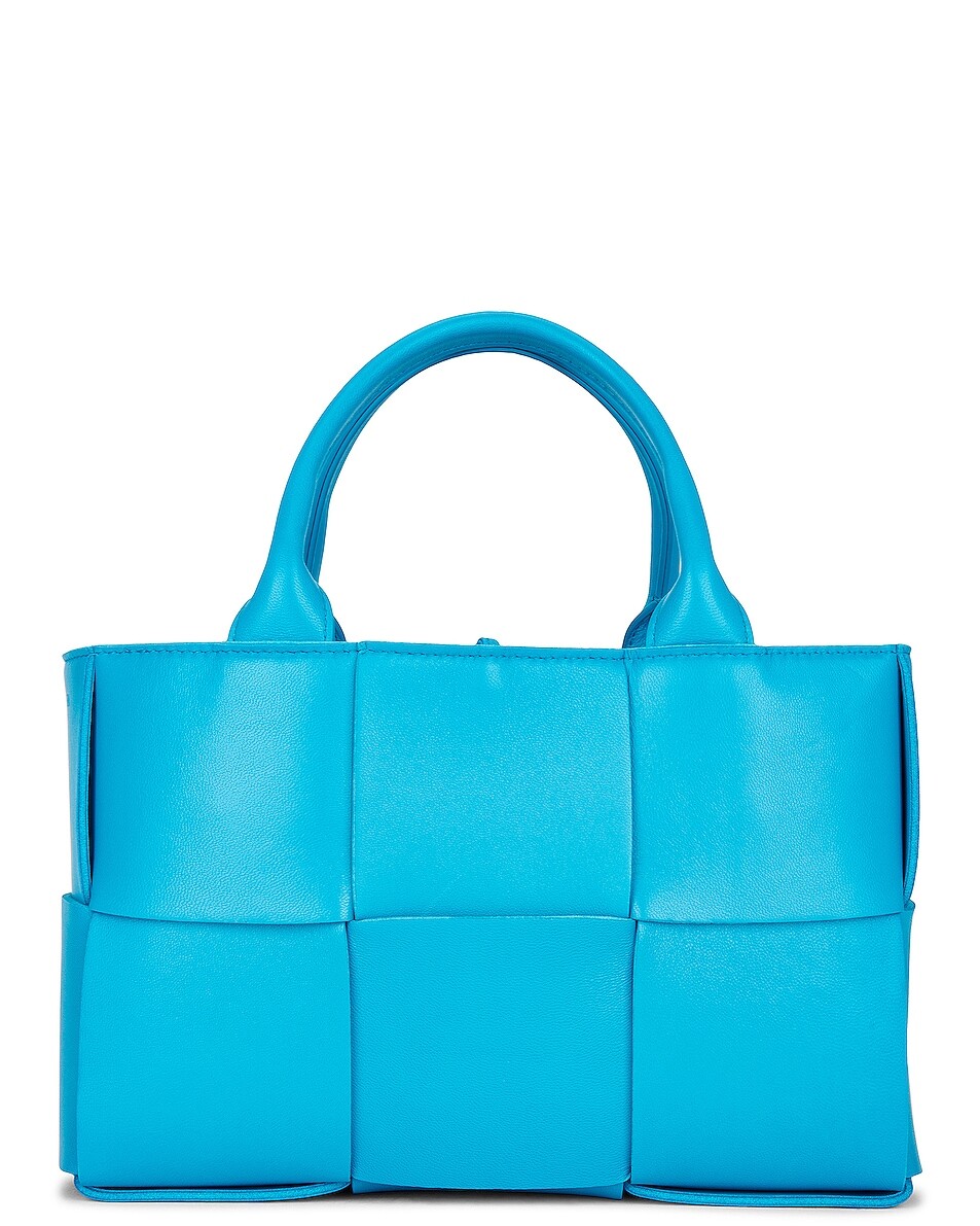 

Сумка через плечо Bottega Veneta Mini Arco Tote, цвет Pool & Gold