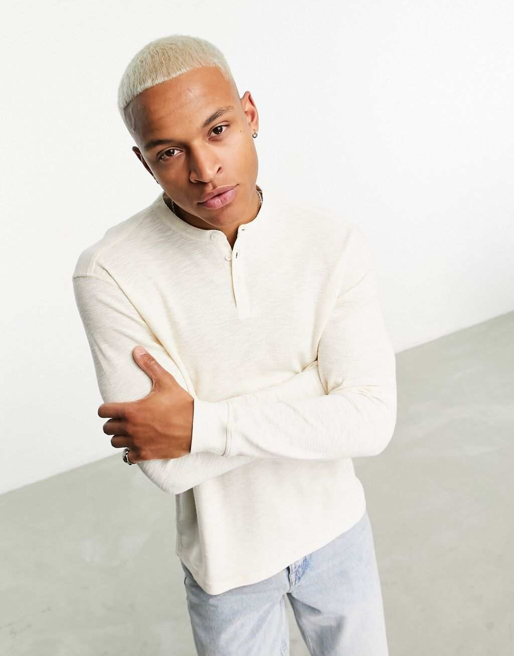 

Бежевая льняная футболка на пуговицах с длинными рукавами ASOS DESIGN