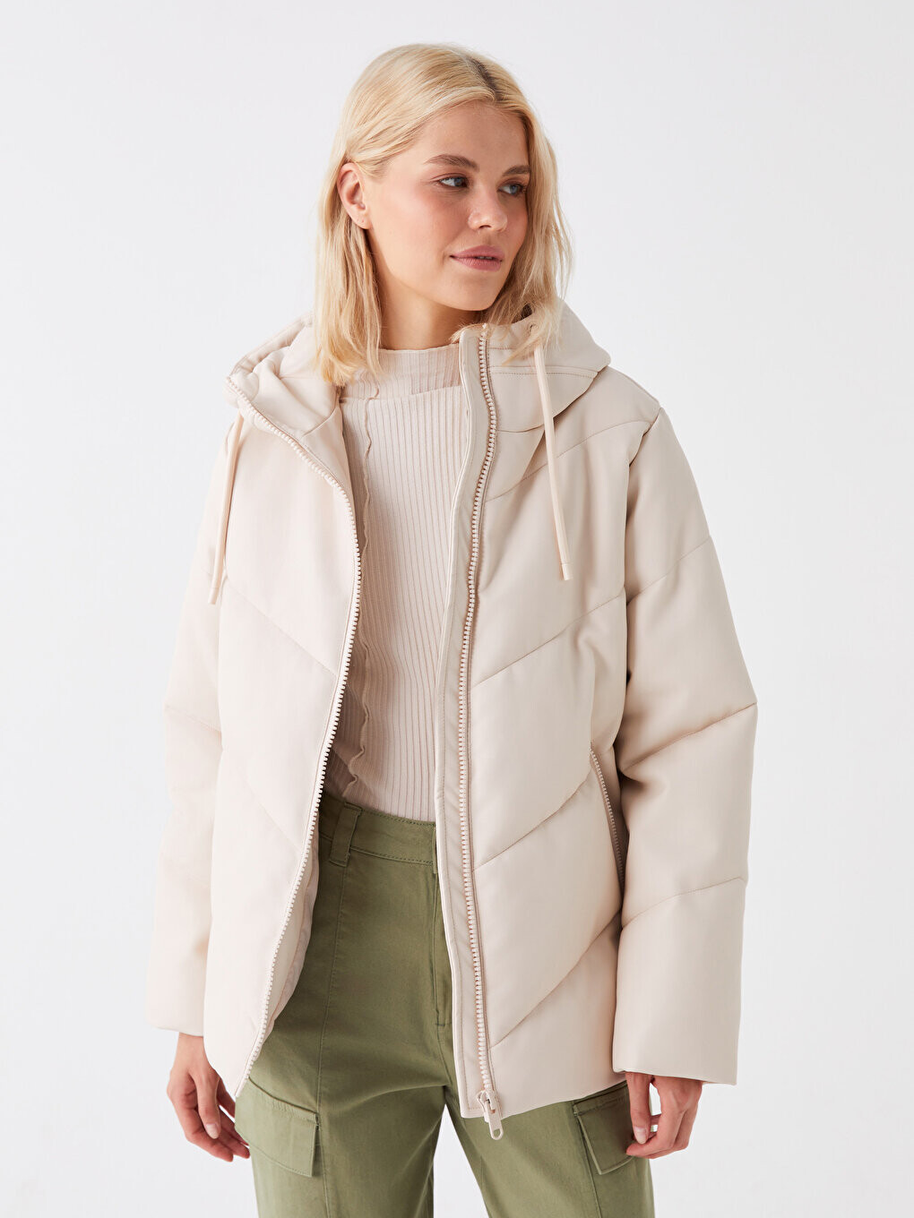 

Однотонное женское пуховик оверсайз с капюшоном в кожаном стиле LCW Casual