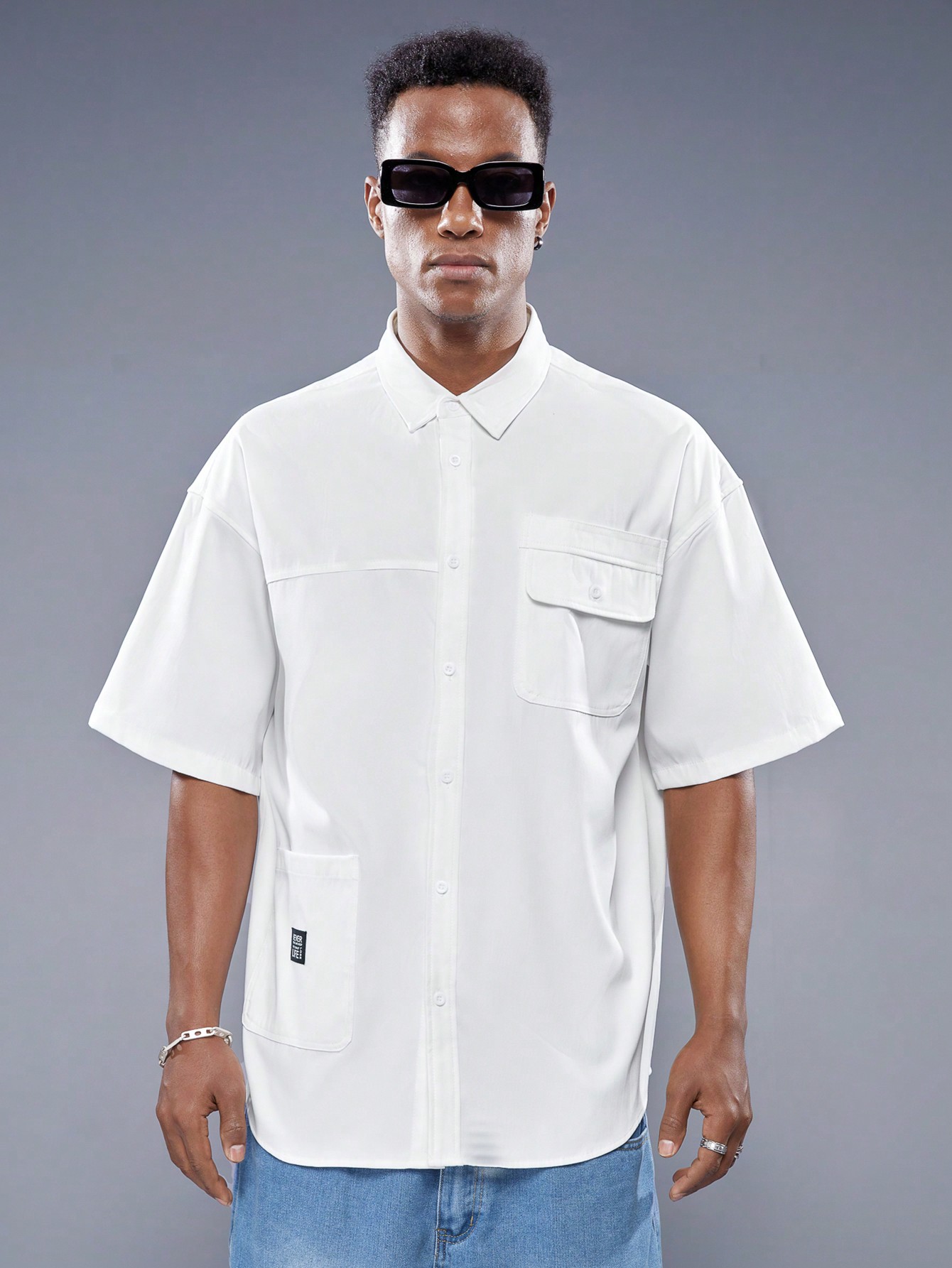 Manfinity StreetEZ Мужская белая тканая повседневная рубашка с карманами и откидными карманами, белый цена и фото