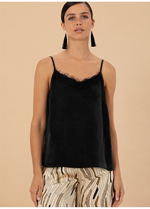 цена Однотонная черная женская блузка с V-образным вырезом Pierre Cardin