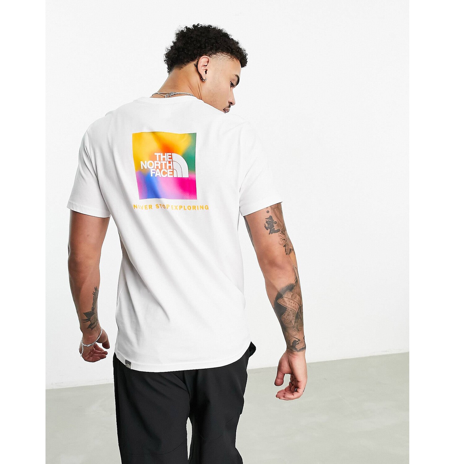 

Белая футболка с принтом на спине The North Face Pride Redbox