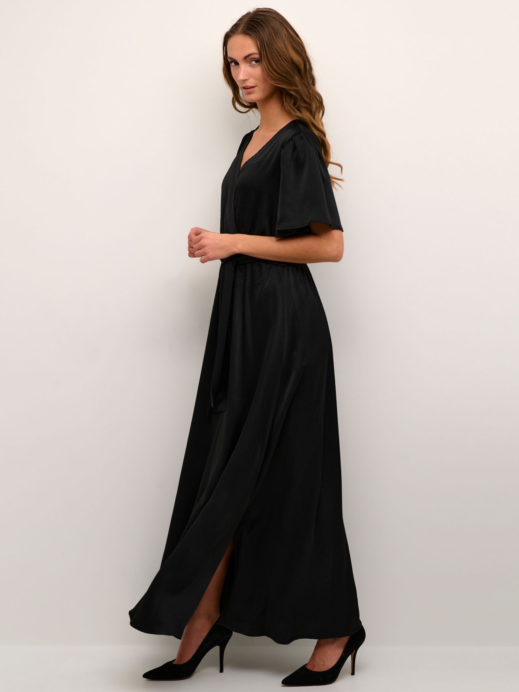 цена KAFFE Платье макси с короткими рукавами Anja, черное