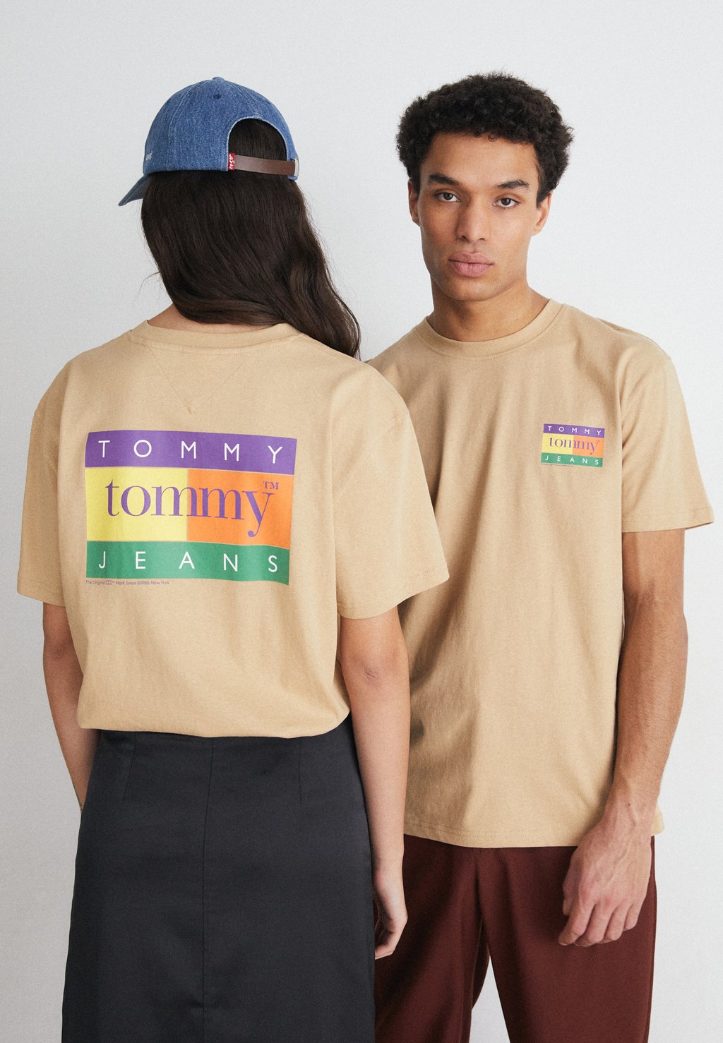 

Футболка с принтом TJM REG SUMMER FLAG TEE EXT Tommy Jeans, цвет tawny sand