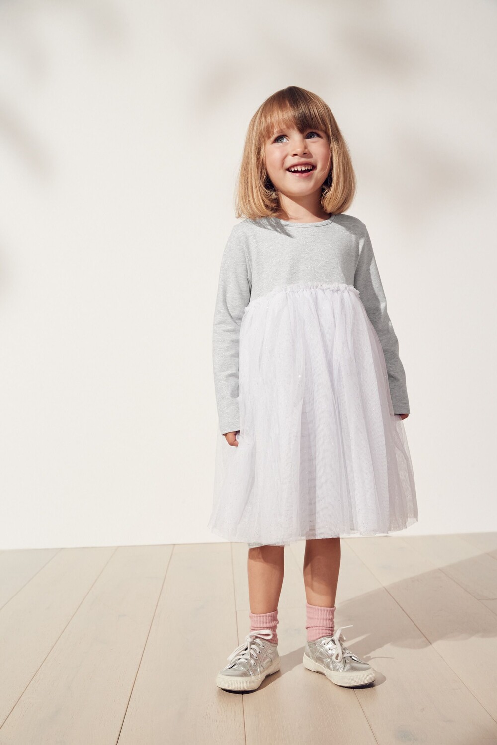 

Серое мерцающее платье от The White Company из джерси из переработанного тюля The White Company, серый