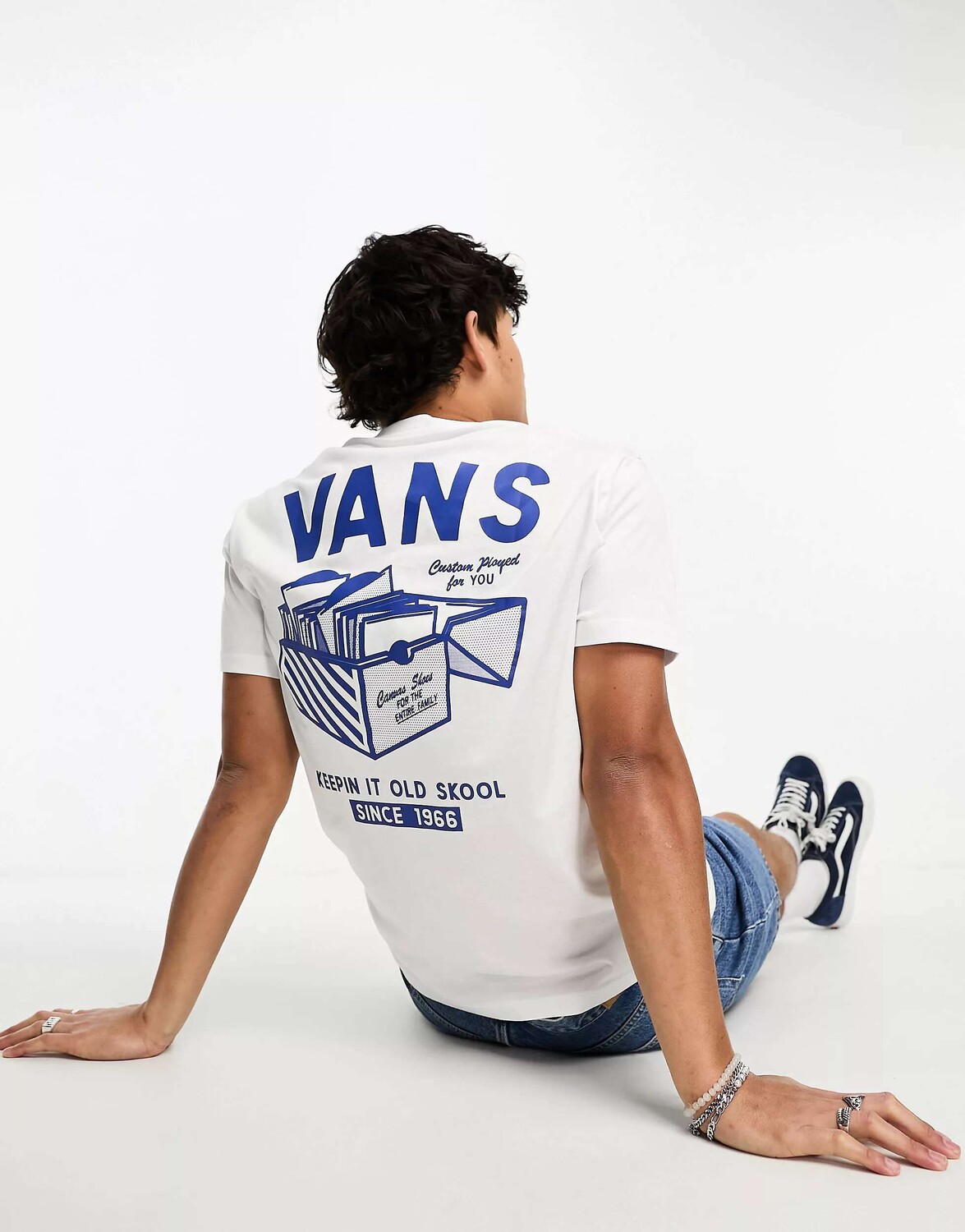 

Белая футболка с принтом на спине для звукозаписывающей компании Vans, Белый