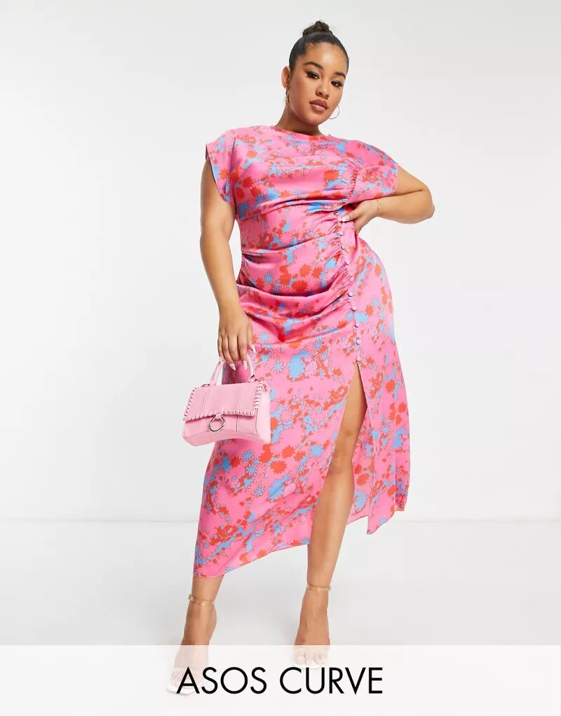 Розовое атласное платье макси с цветочным принтом, рюшами по бокам, пуговицами и рукавами ASOS DESIGN Curve