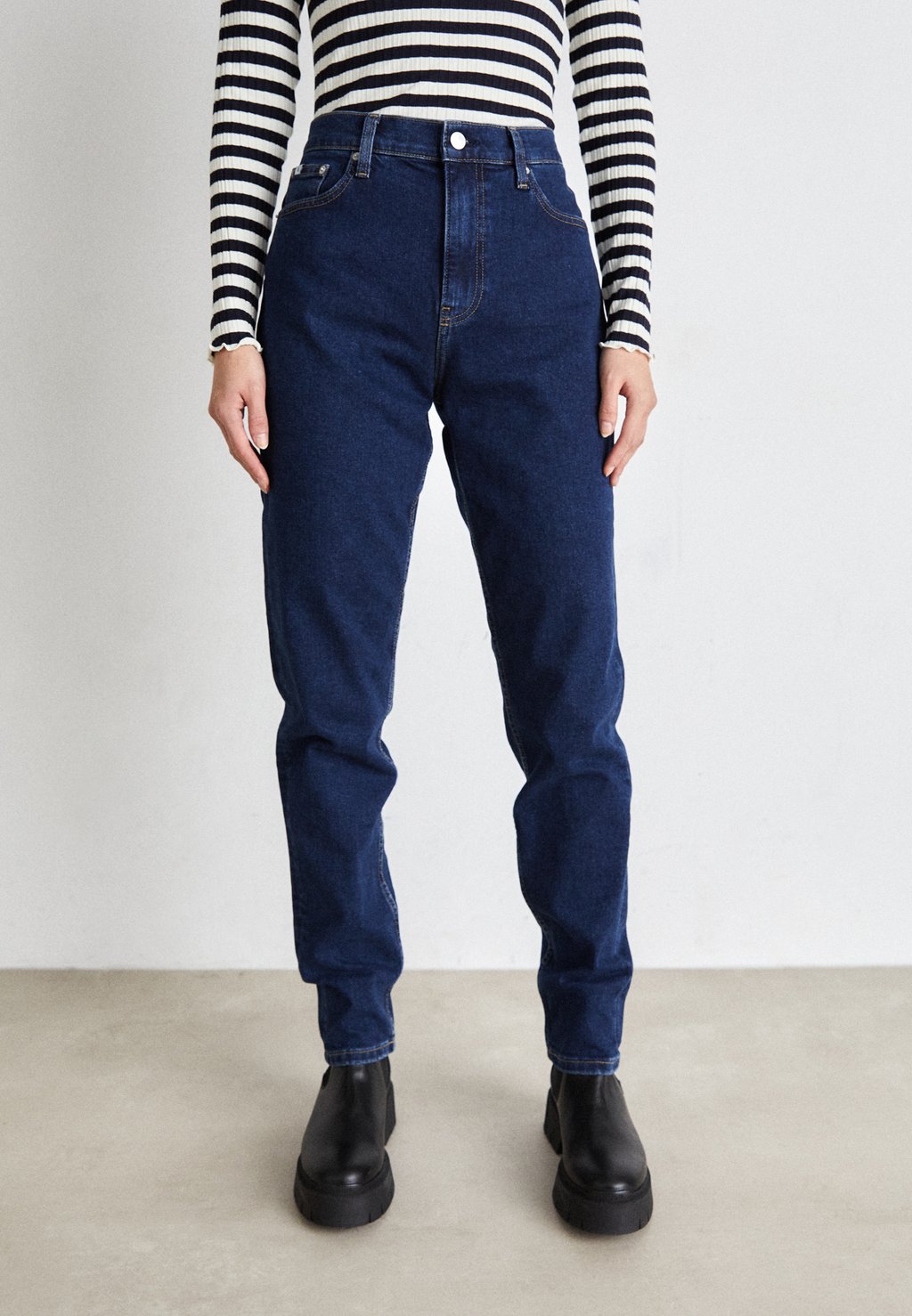 Джинсы свободного кроя MOM Calvin Klein Jeans, цвет denim dark джинсы свободного кроя mom jeans le a soccx цвет dark blue