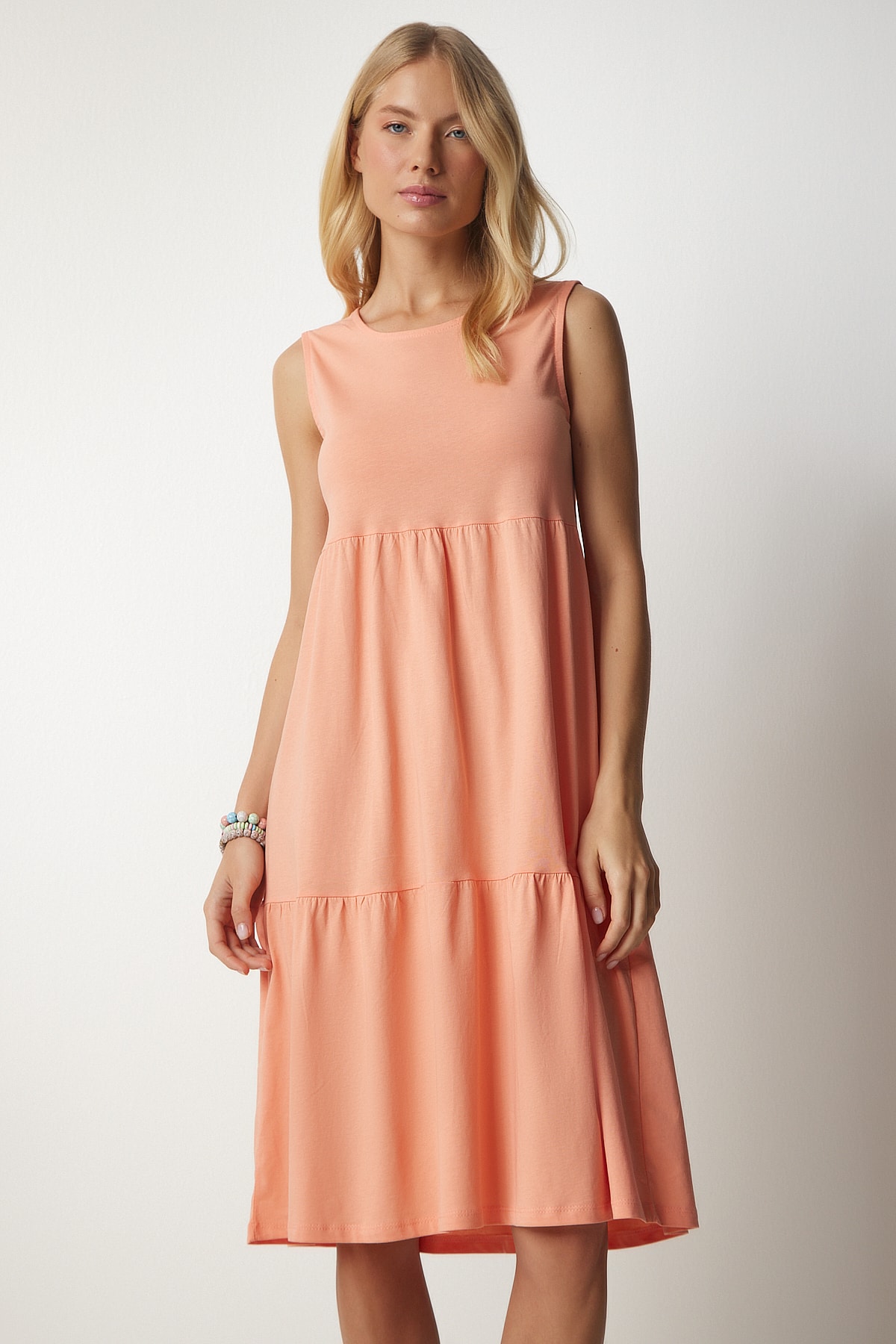 цена Женское трикотажное платье без рукавов с воланами лососевого цвета Happiness İstanbul, розовый