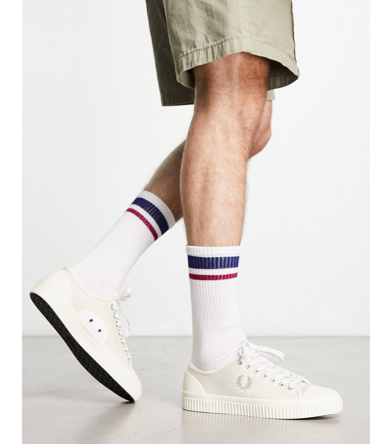 

Светло-белые низкие парусиновые кроссовки Fred Perry Hughes