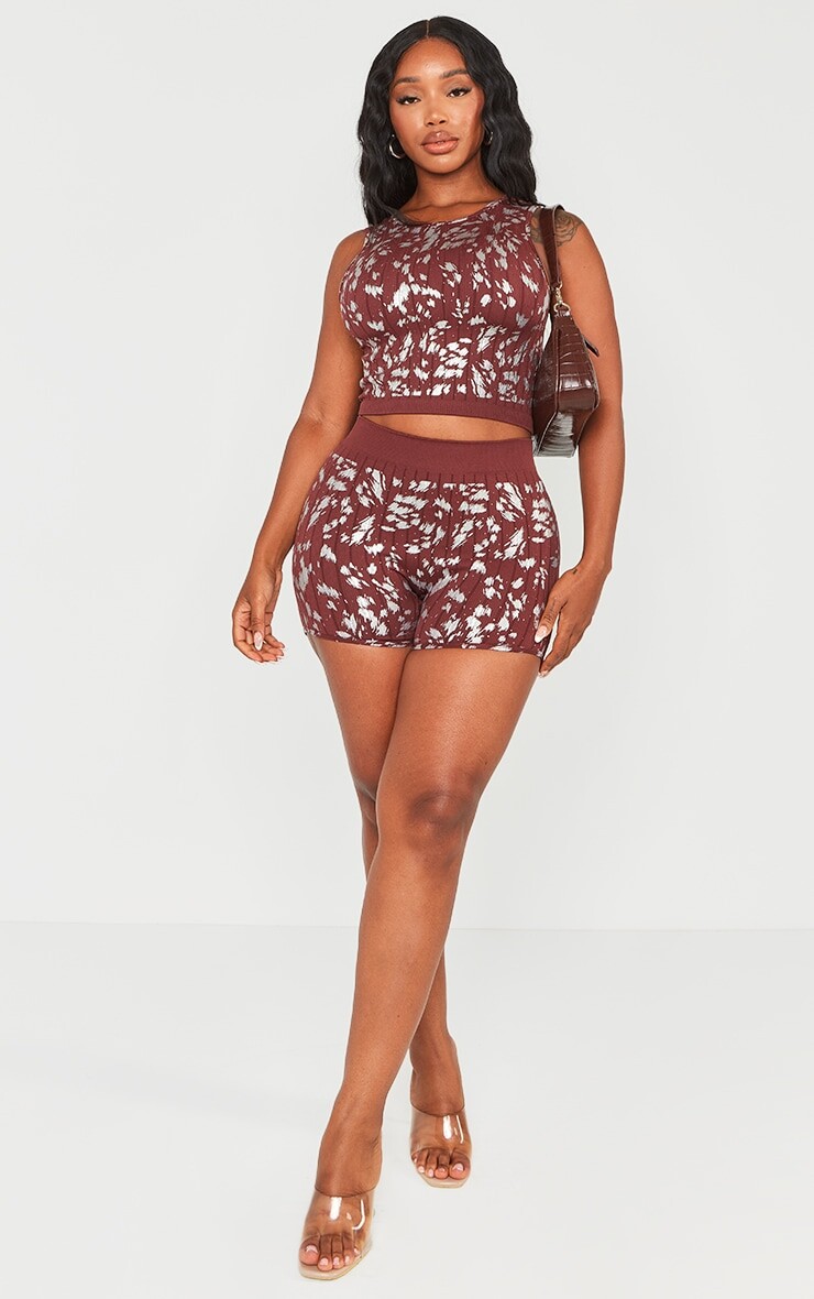 

PrettyLittleThing Форма Шоколадно-коричневые шорты с принтом и структурированной ребристостью