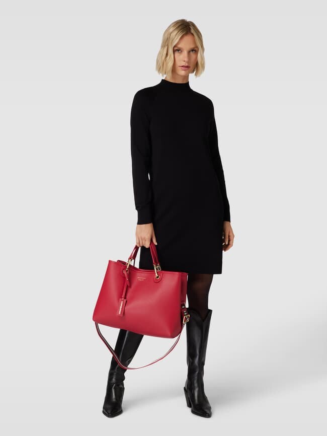 

Покупатель с деталями этикетки Emporio Armani, вишнево-красный