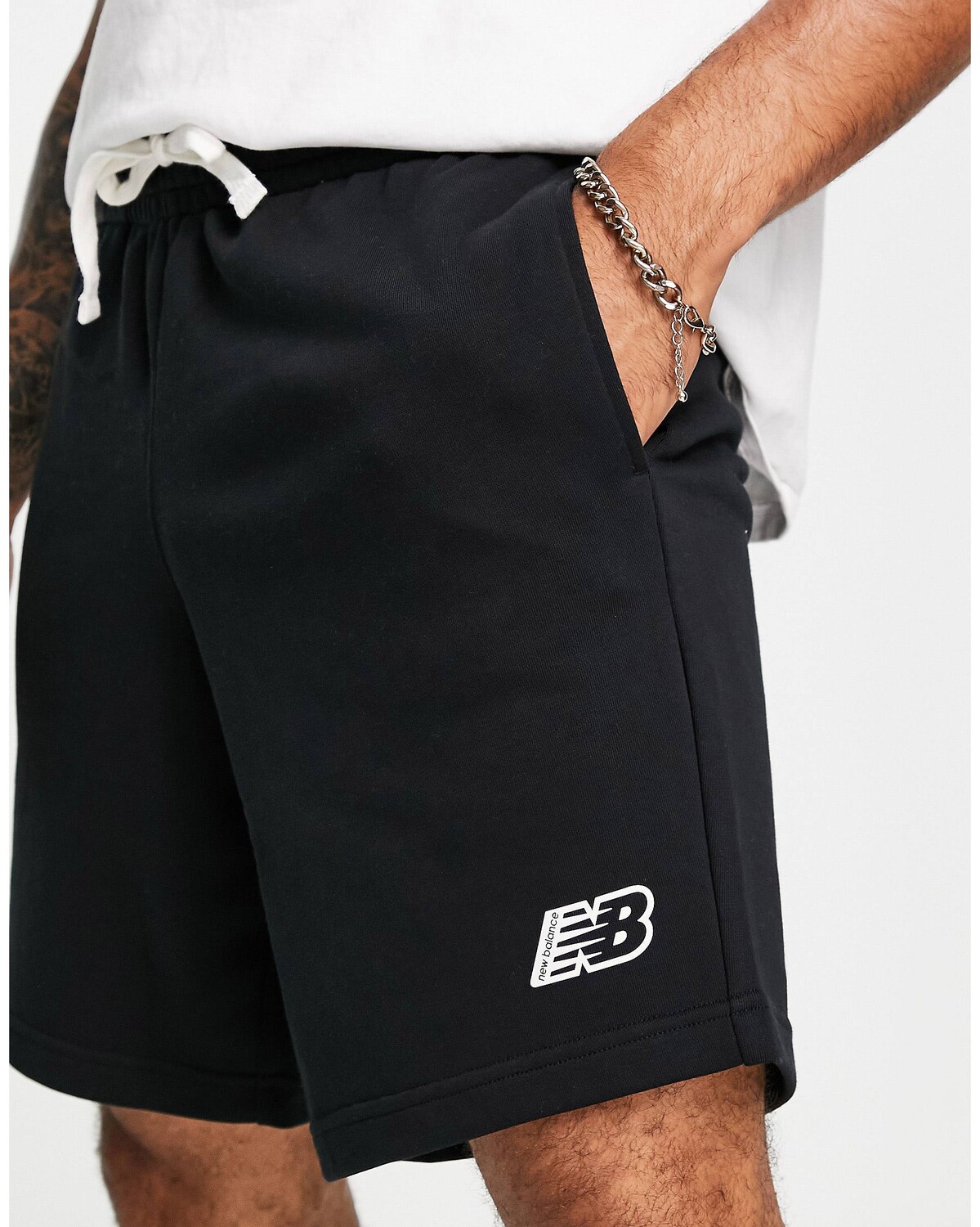 

Черные шорты с логотипом New Balance
