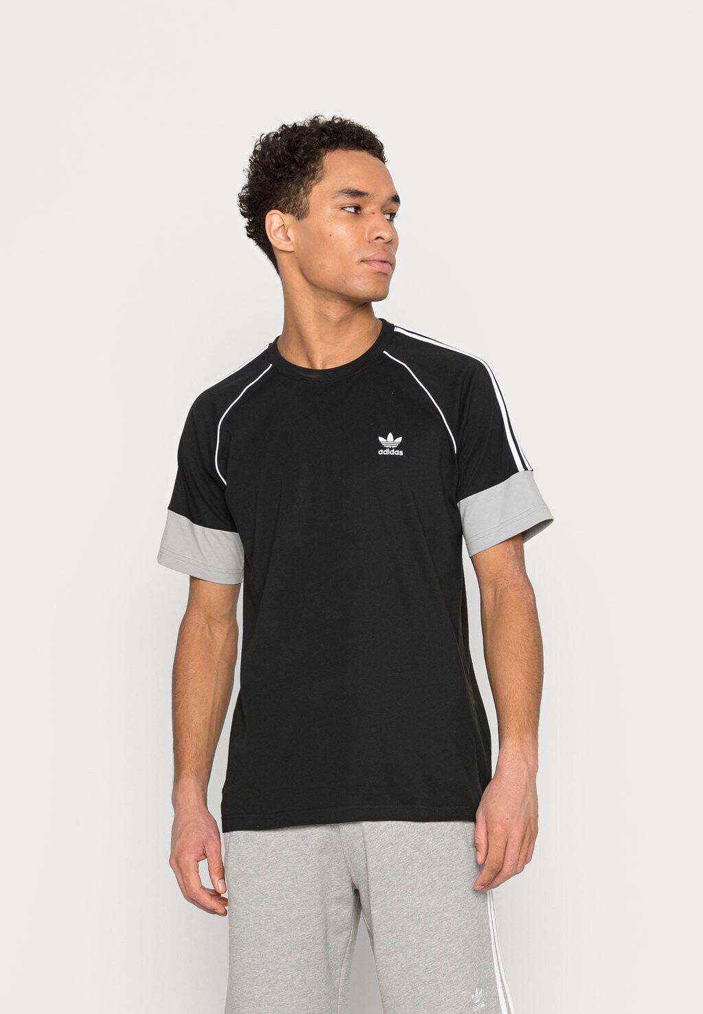 

Футболка с принтом adidas Originals, черный
