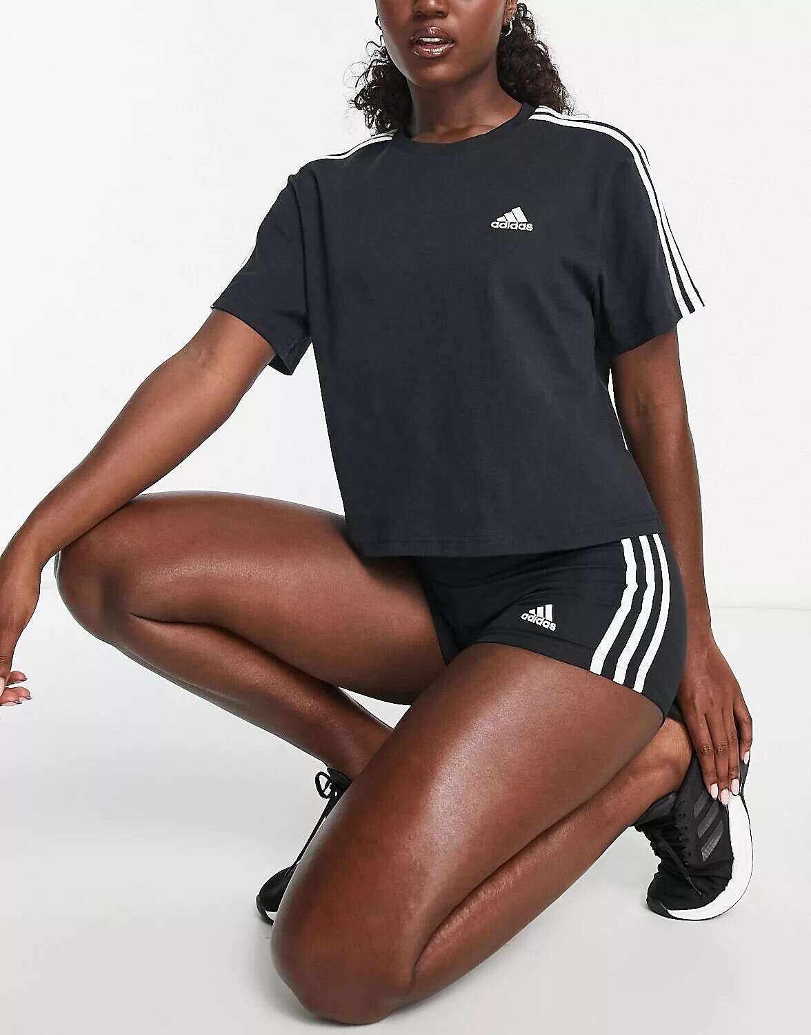 Черная футболка adidas Sportswear Essentials adidas performance черная сумка тоут adidas linear essentials adidas performance