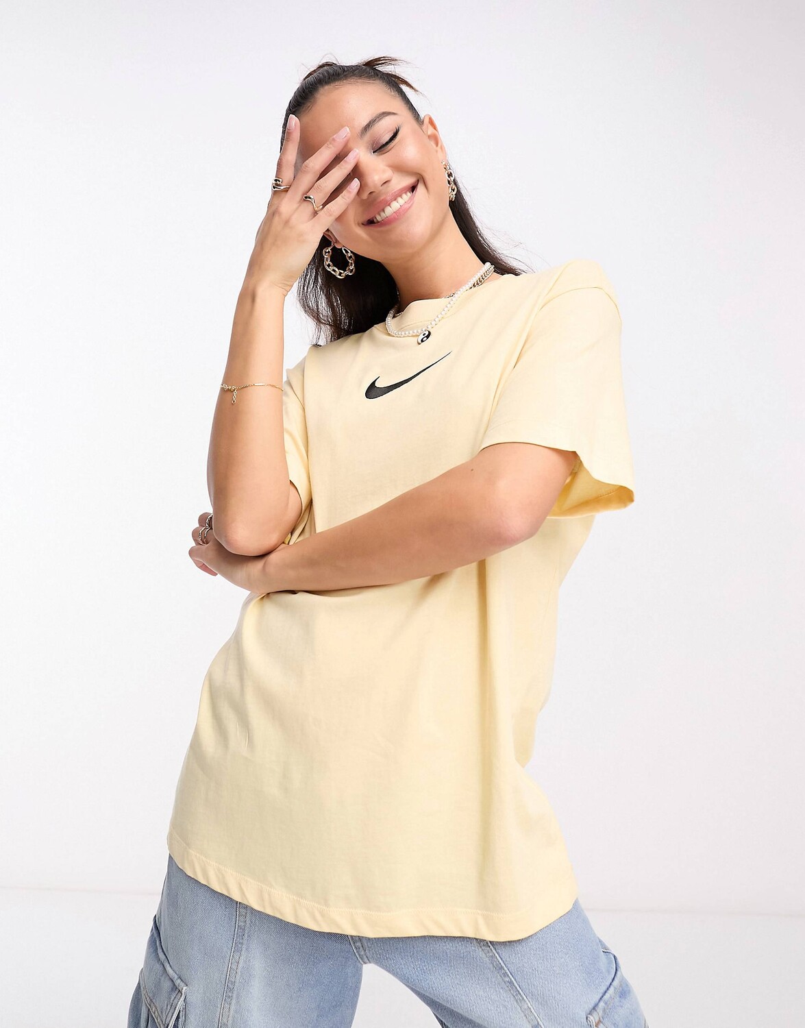 

Светло-ванильная футболка-бойфренд миди Nike с логотипом swoosh, Оранжевый