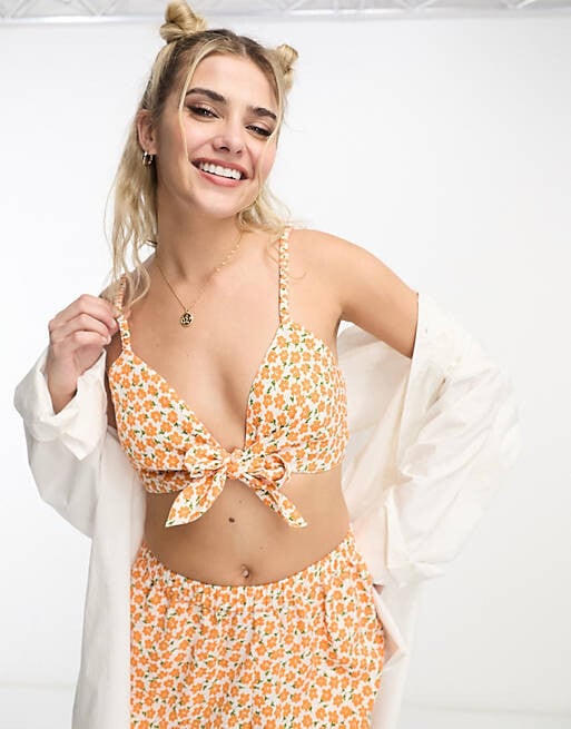

Топ на бретельках с завязками спереди ASOS DESIGN в цветочном стиле