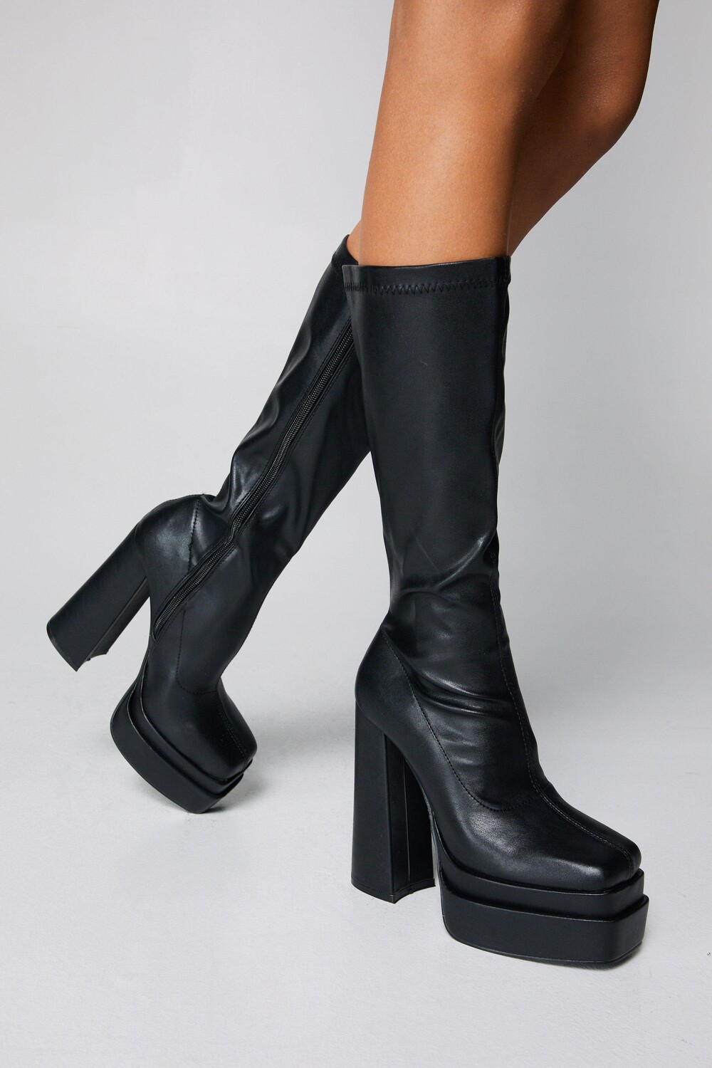 

Сапоги до колена из искусственной кожи на платформе Nasty Gal, черный