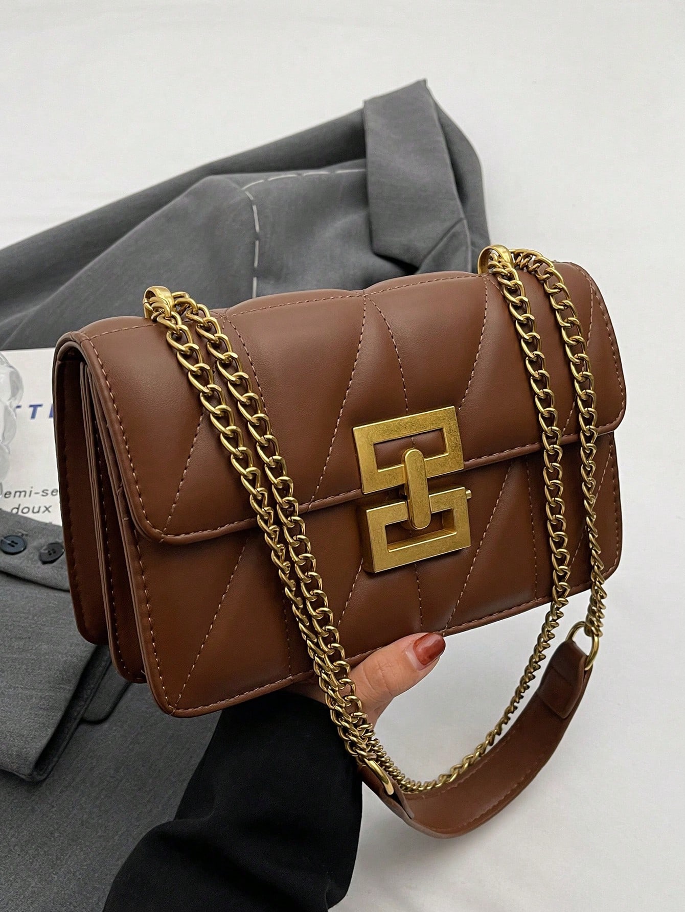 цена Минималистичная сумка через плечо с металлическим декором и цепочкой, коричневый