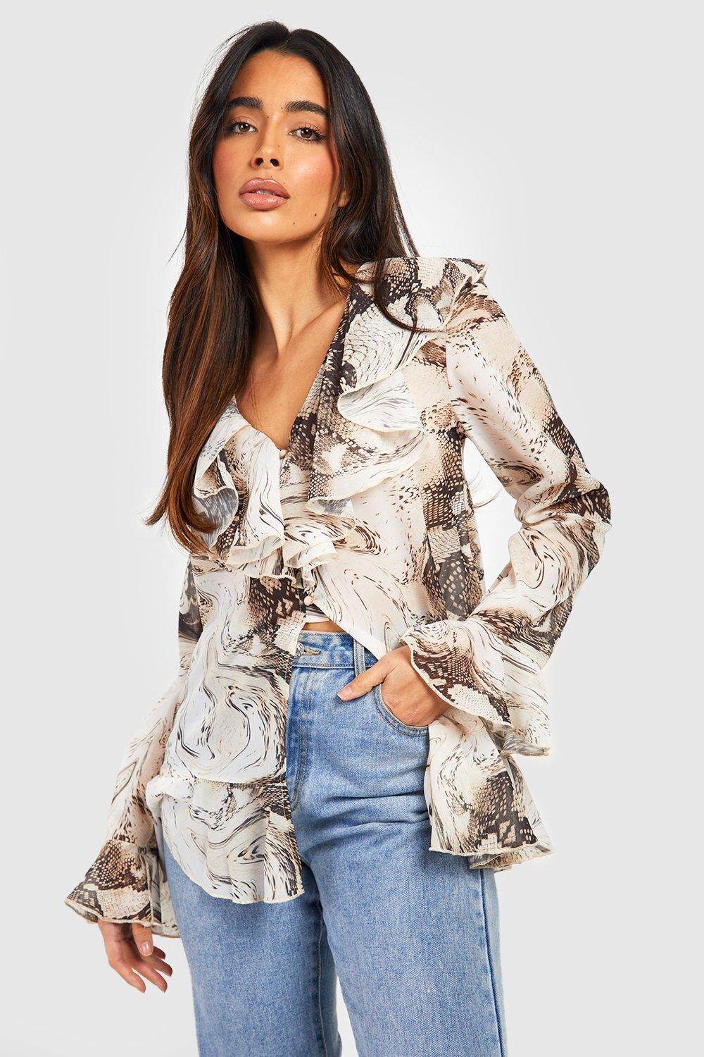 

Блузка с открытым передом и шифоновым принтом волна и змеи Boohoo, бежевый
