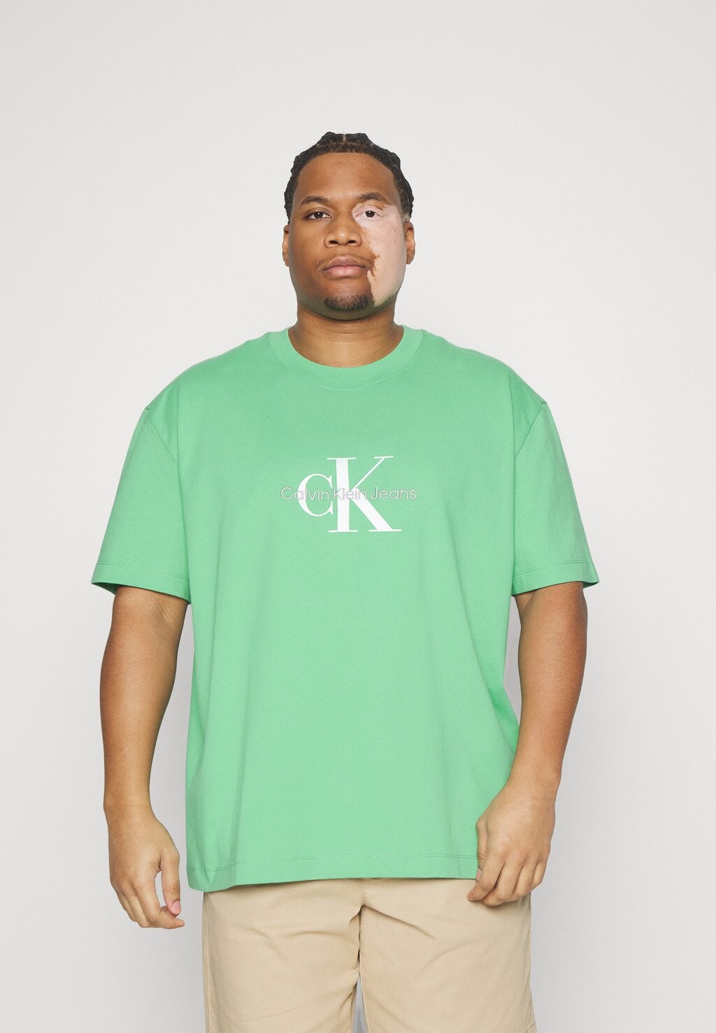 

Футболка с принтом Calvin Klein, зеленый