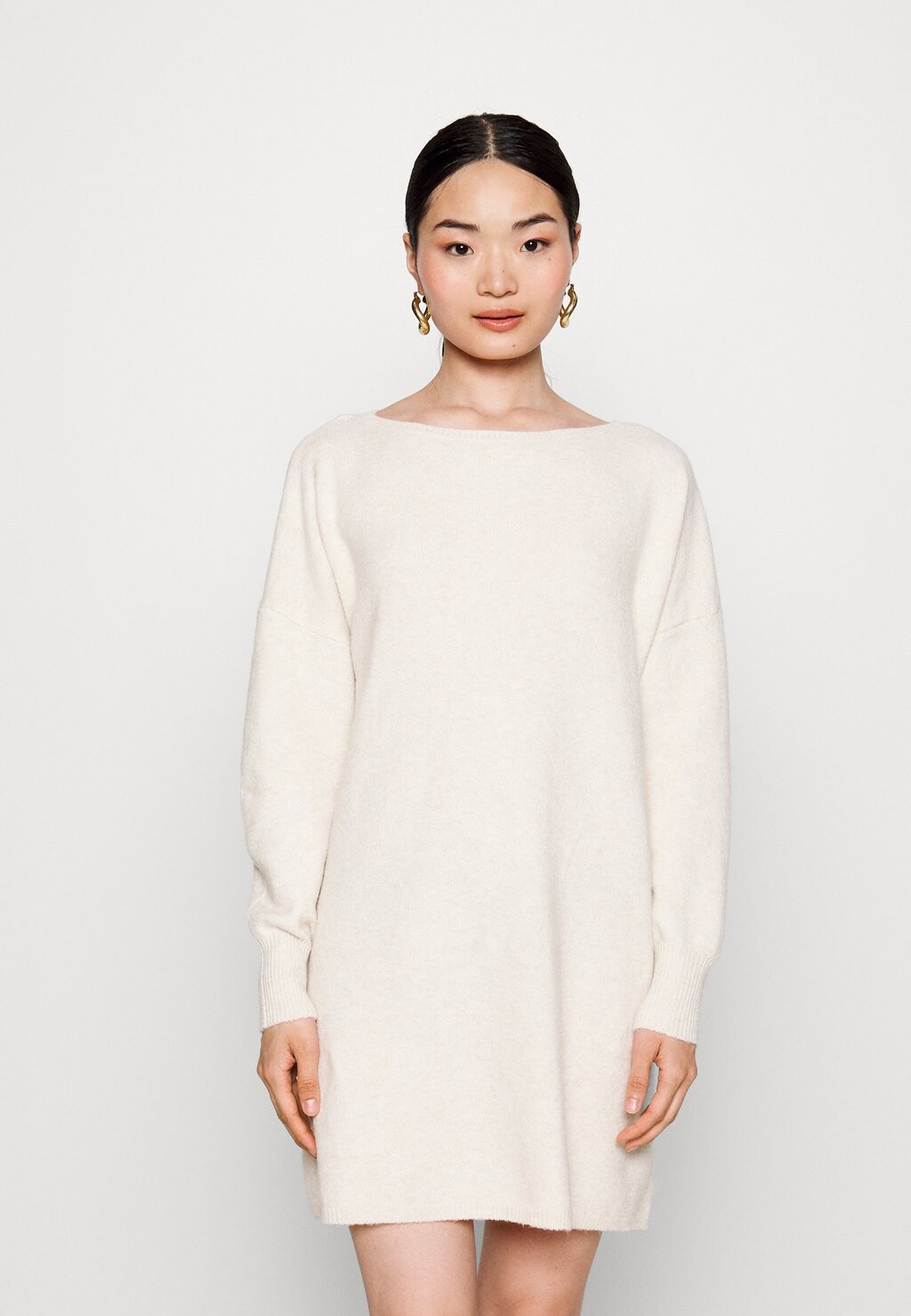 

Вязаное платье Vero Moda, молочный