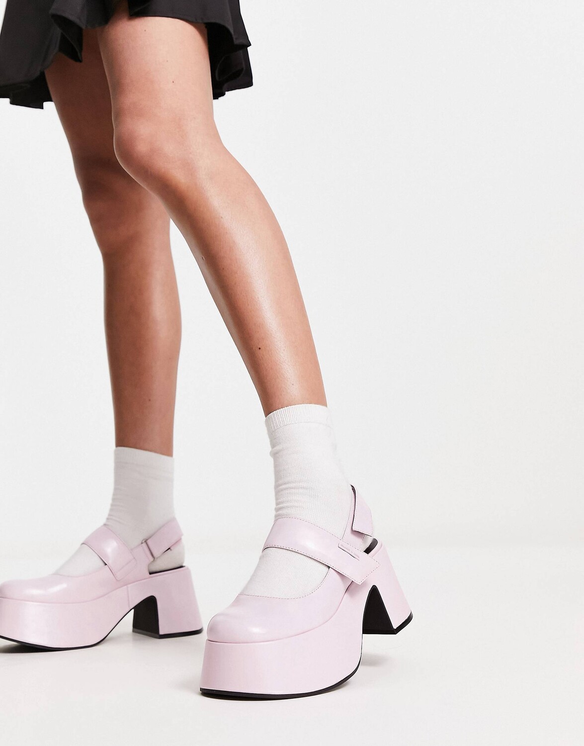 

Мэри-Джейн на платформе Charles & Keith бледно-розового цвета