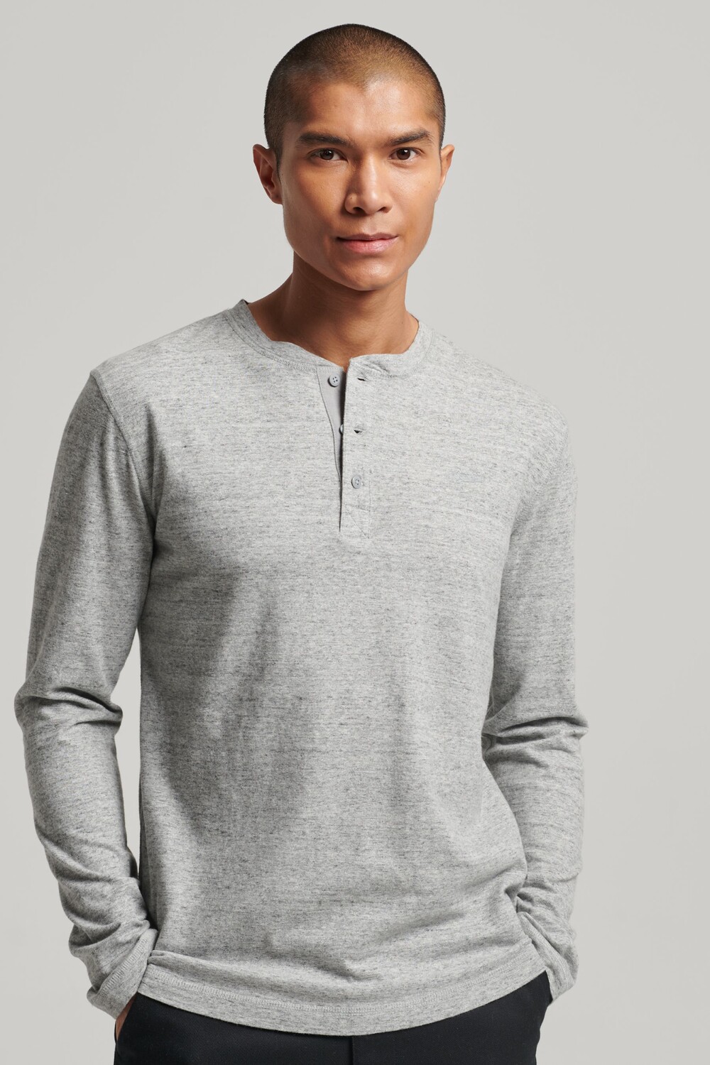 

Топ Henley с винтажным логотипом Superdry, серый