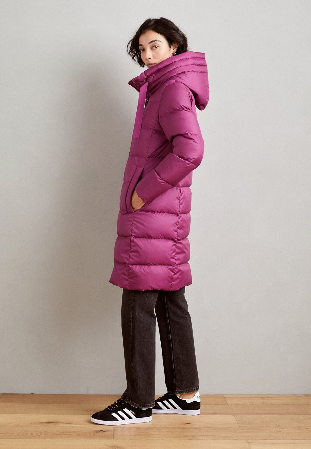 

Пуховик Fixed Hood Welt Pockets Logo Tapes Marc O'Polo, цвет juicy berry