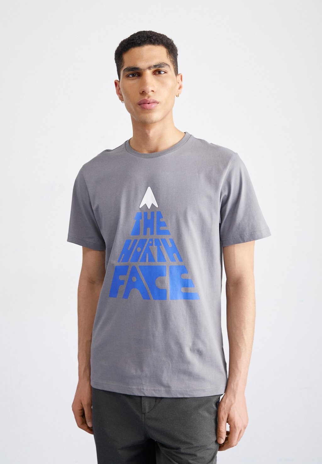 

Футболка с принтом MOUNTAIN PLAY TEE The North Face, цвет smoked pearl
