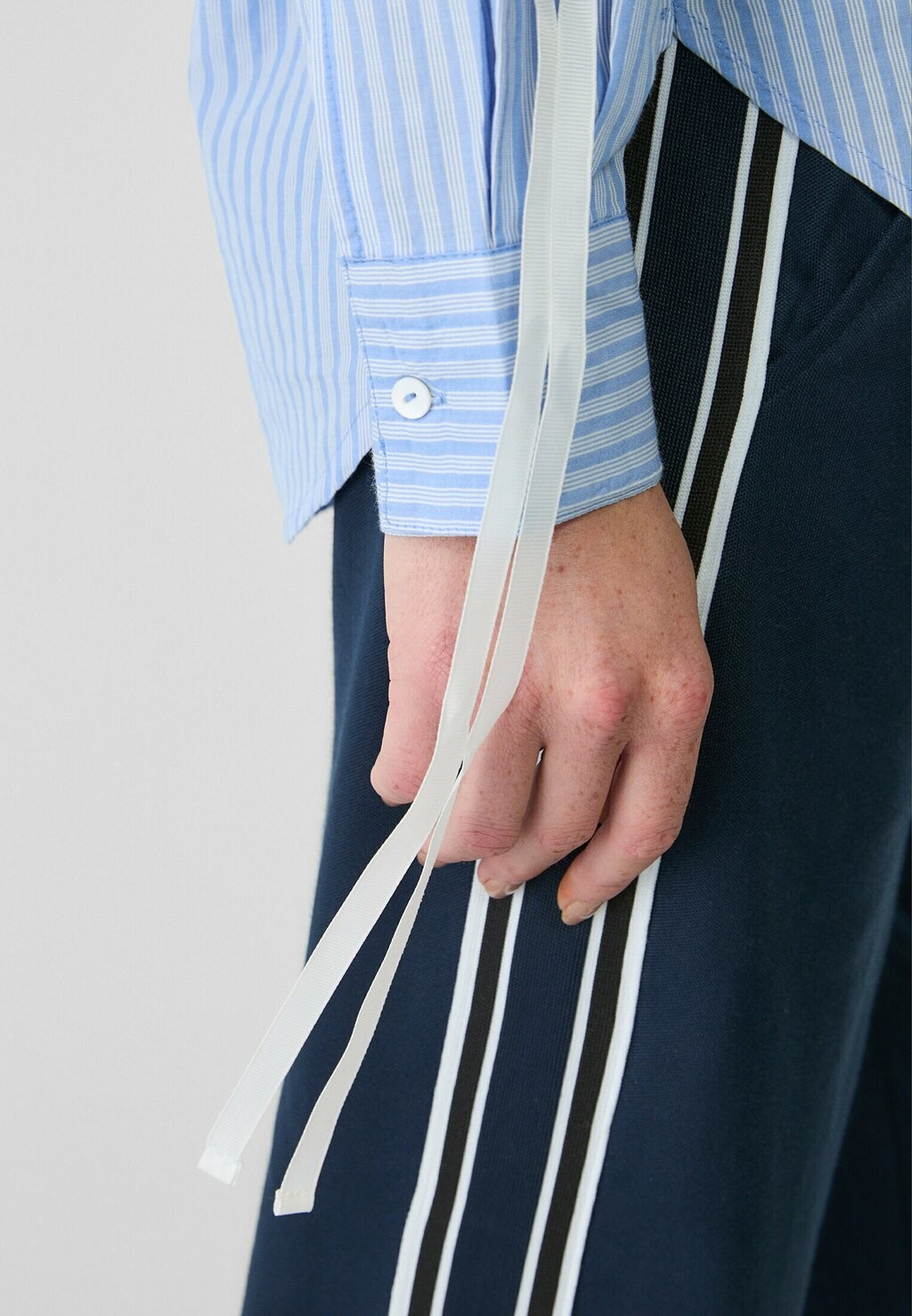 

Блузка на пуговицах WITH SIDE BOW Stradivarius, светло-голубой