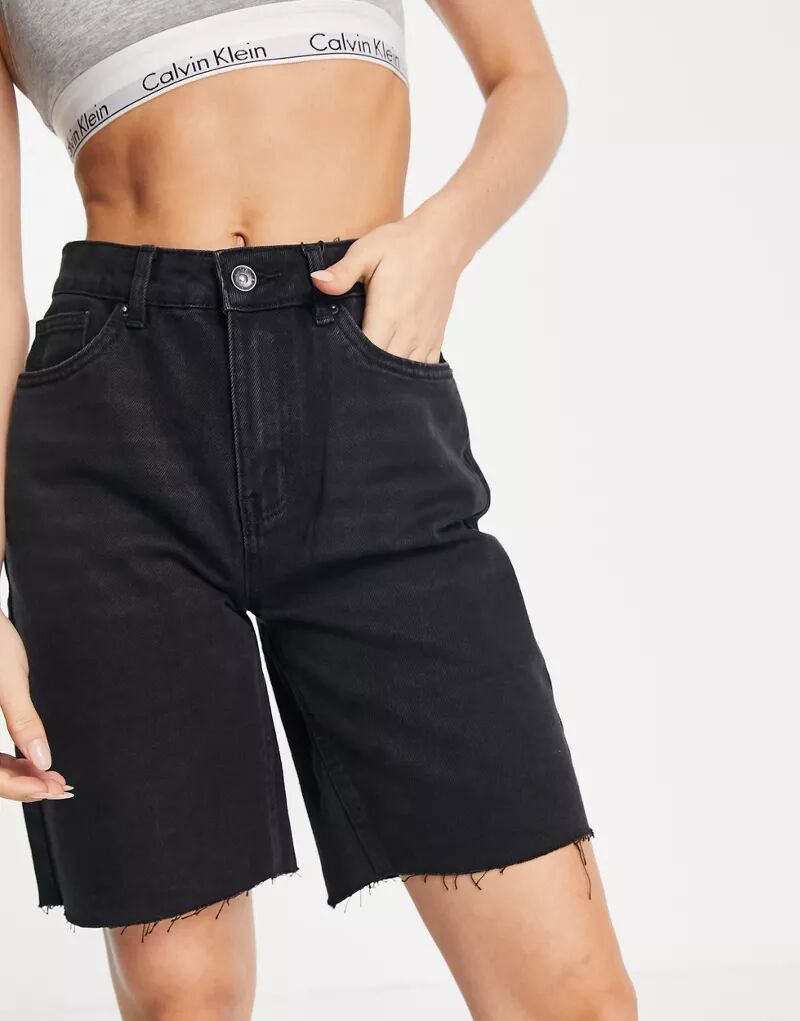 цена Черные длинные джинсовые шорты с необработанным краем Vero Moda