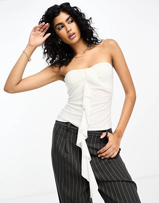 

Зимний белый топ-бандо с перекрученными рюшами ASOS DESIGN