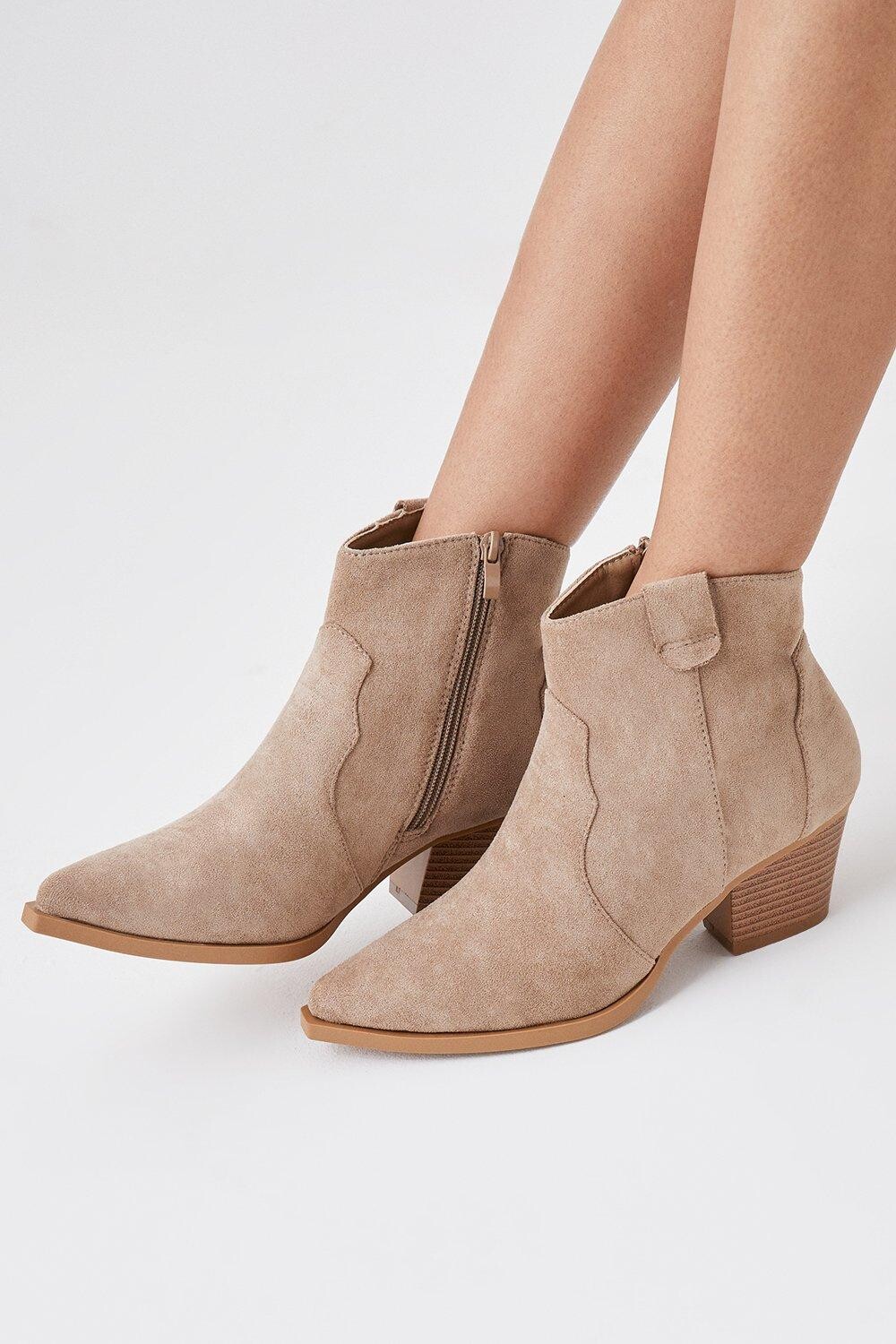 

Сапоги в стиле вестерн Mabel на низком блочном каблуке Dorothy Perkins, бежевый