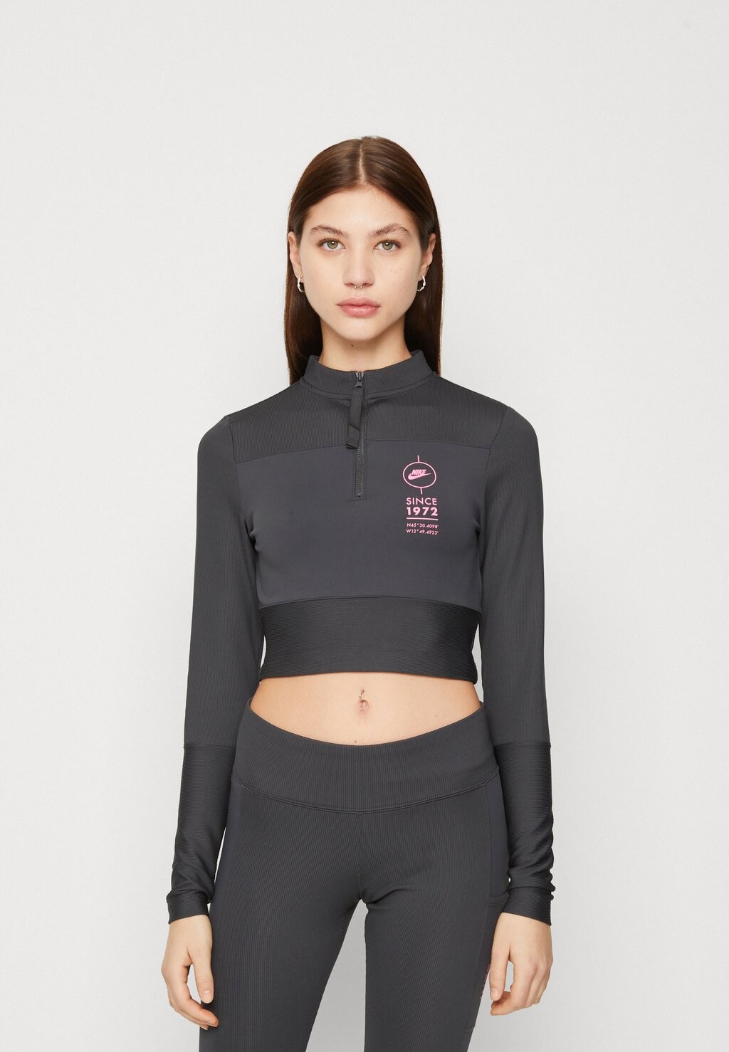 

Топ с длинными рукавами Nike, антрацит