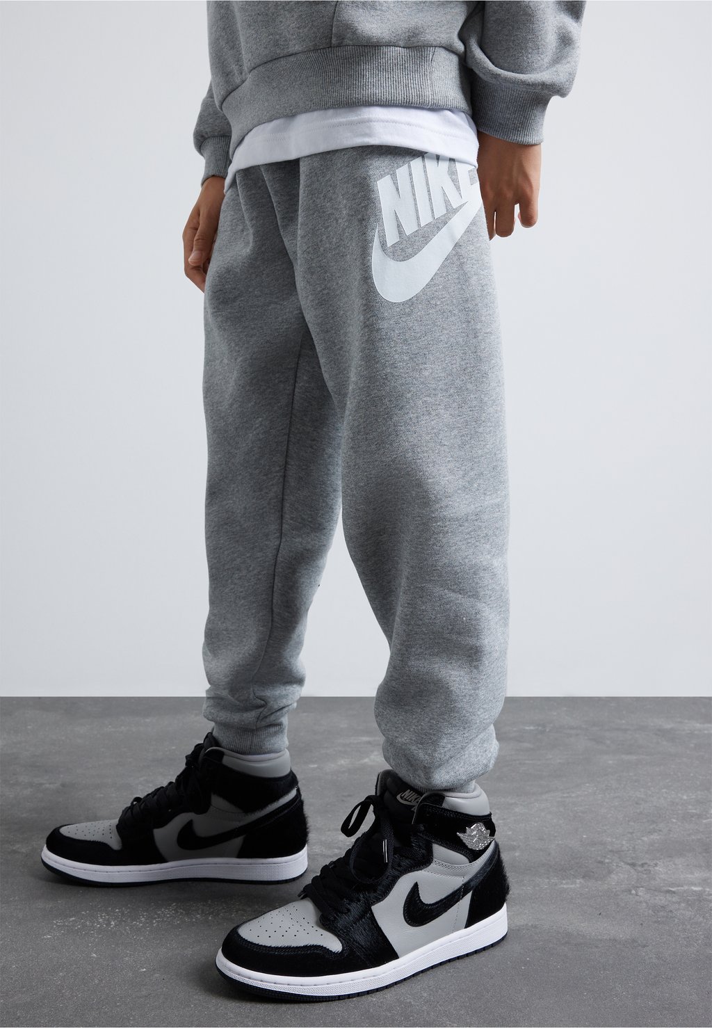 Спортивные брюки Club Unisex Nike, цвет dark grey heather/base grey/white