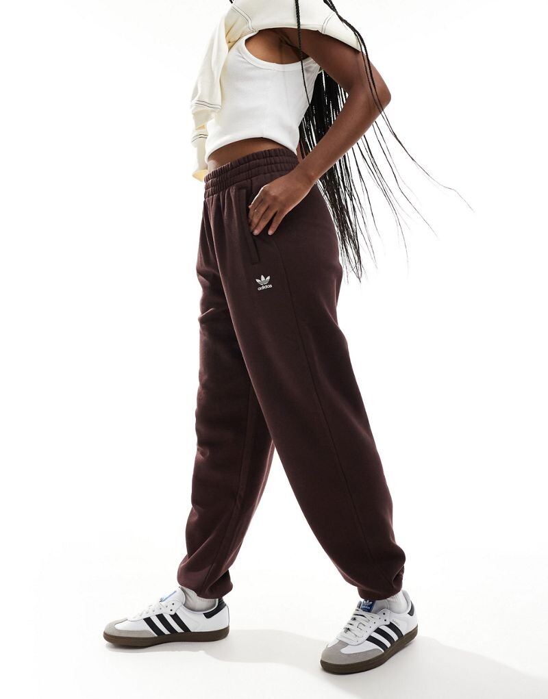 

Коричневые спортивные штаны adidas Essentials