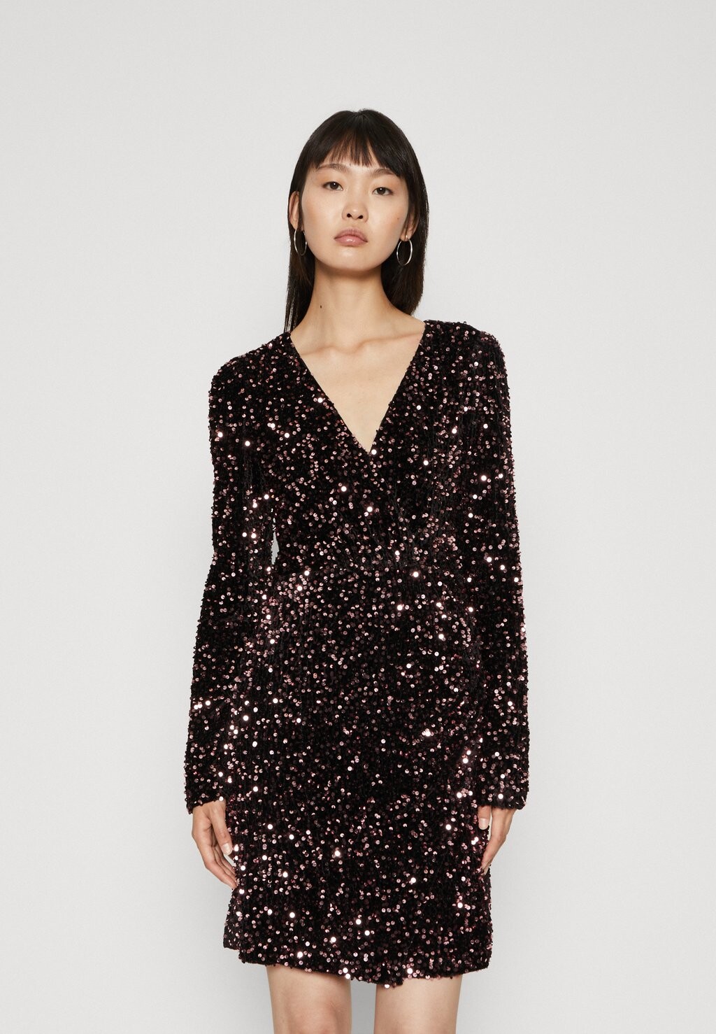 

Элегантное платье Onlanika Wrap Sequin Short Dress ONLY Tall, цвет black/pink