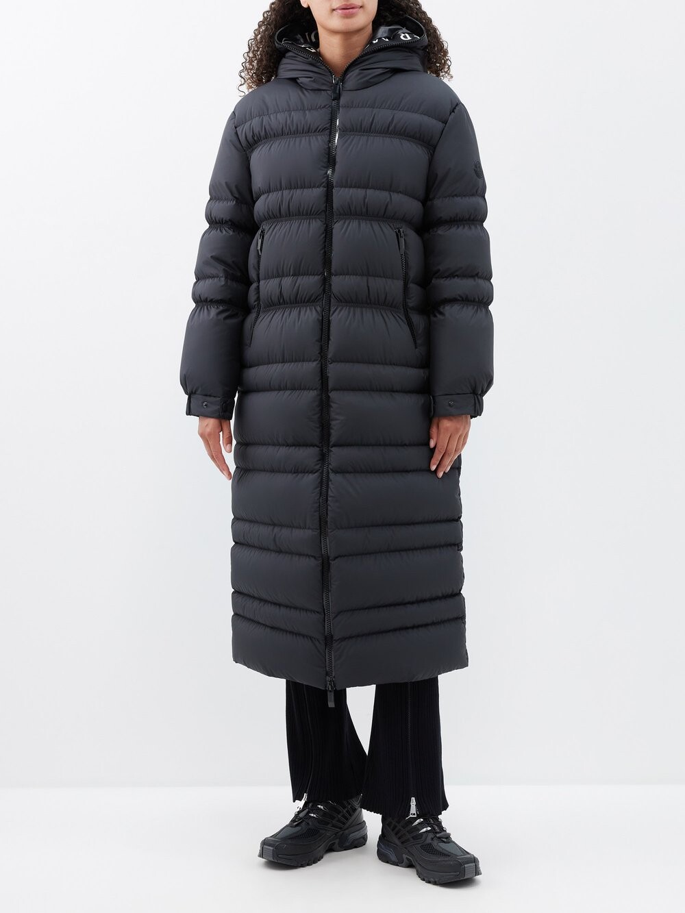 

Тумэнь стеганое пуховое пальто с капюшоном Moncler, черный