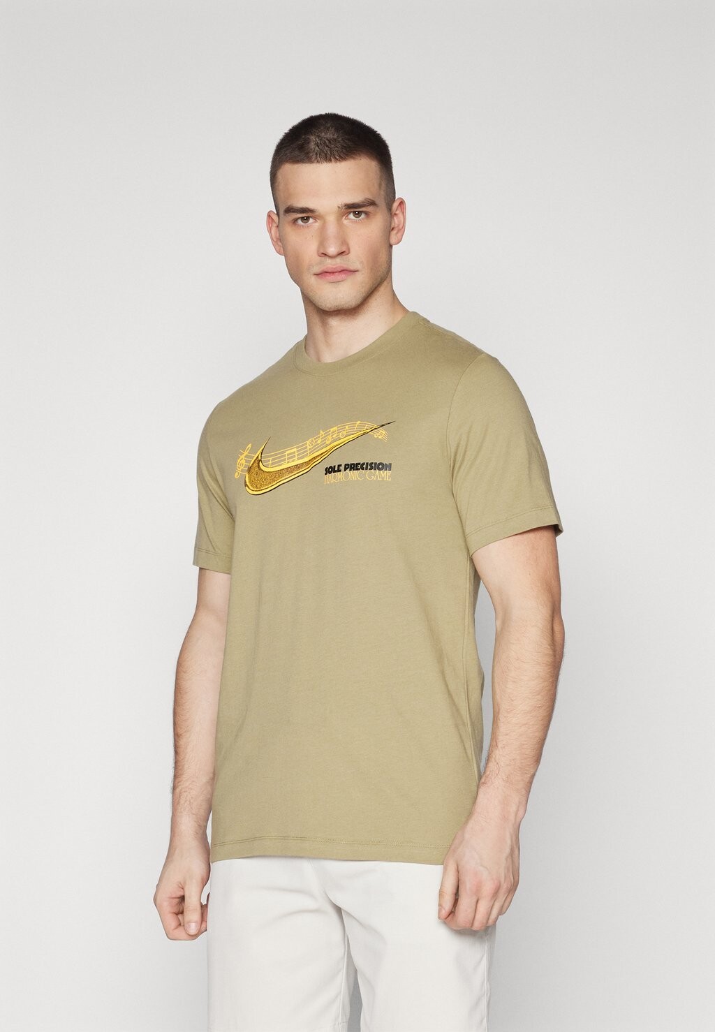 

Футболка с принтом TEE Nike, цвет neutral olive