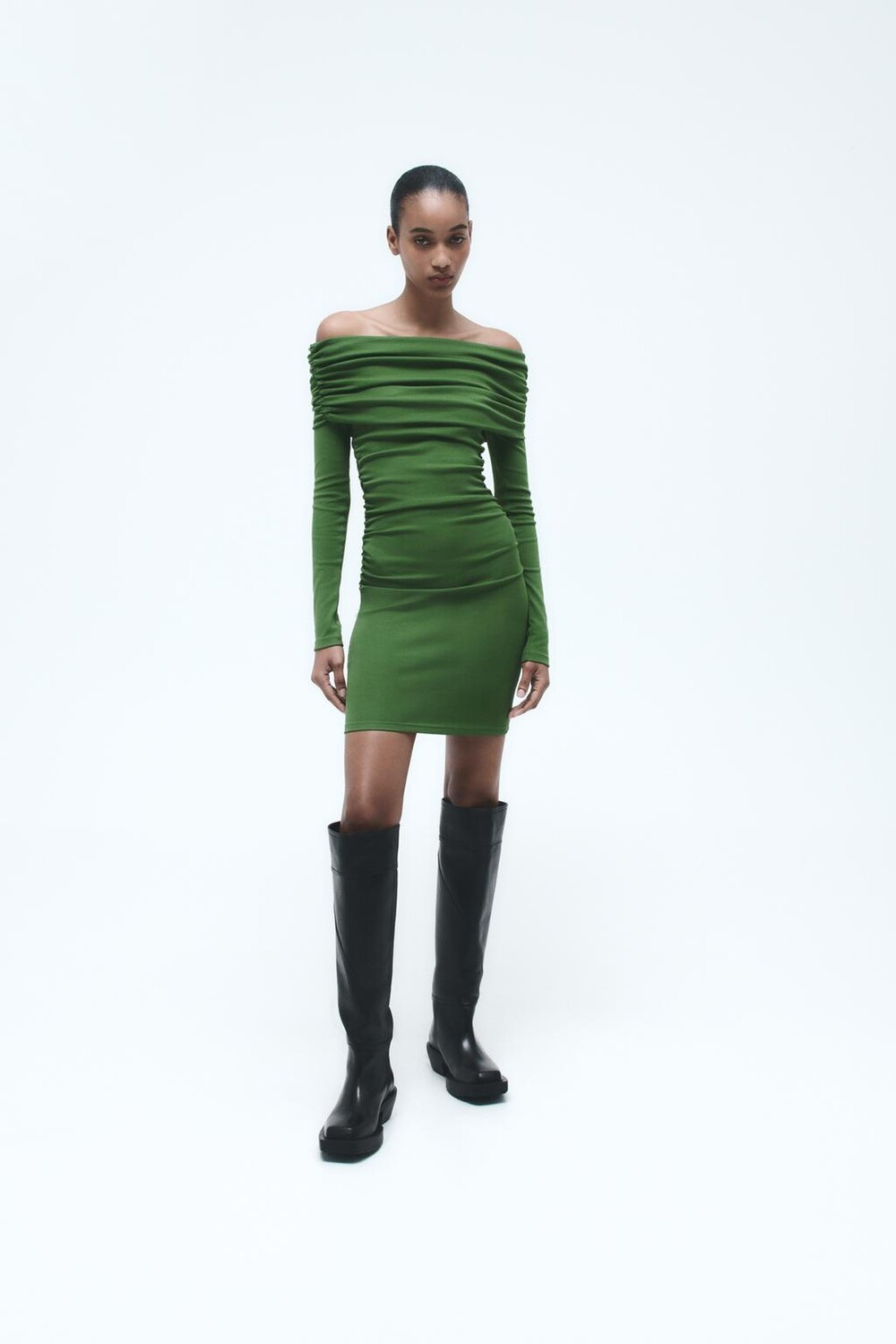 

Платье с открытыми плечами со собранными деталями ZARA, зеленый