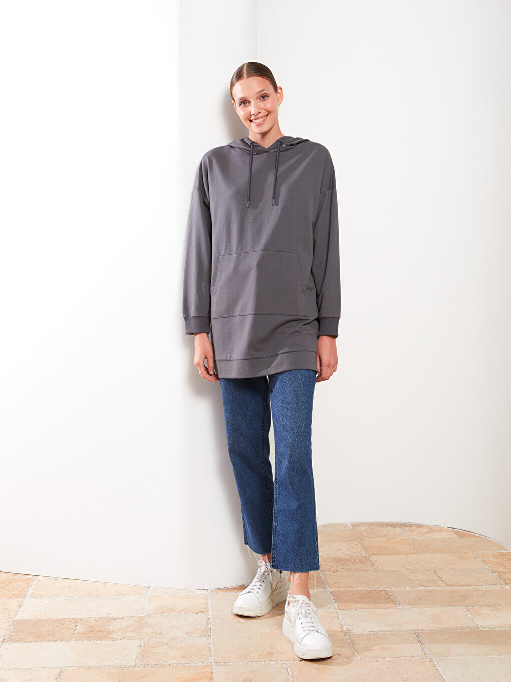 

Однотонная женская толстовка с капюшоном и длинными рукавами-туника LCW Modest, светло-серый