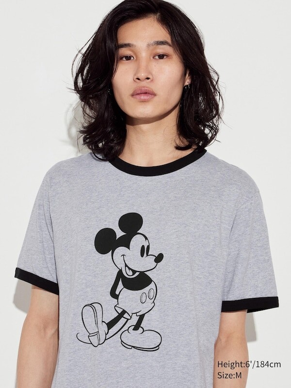 

Микки выступает в графической футболке Uniqlo, серый