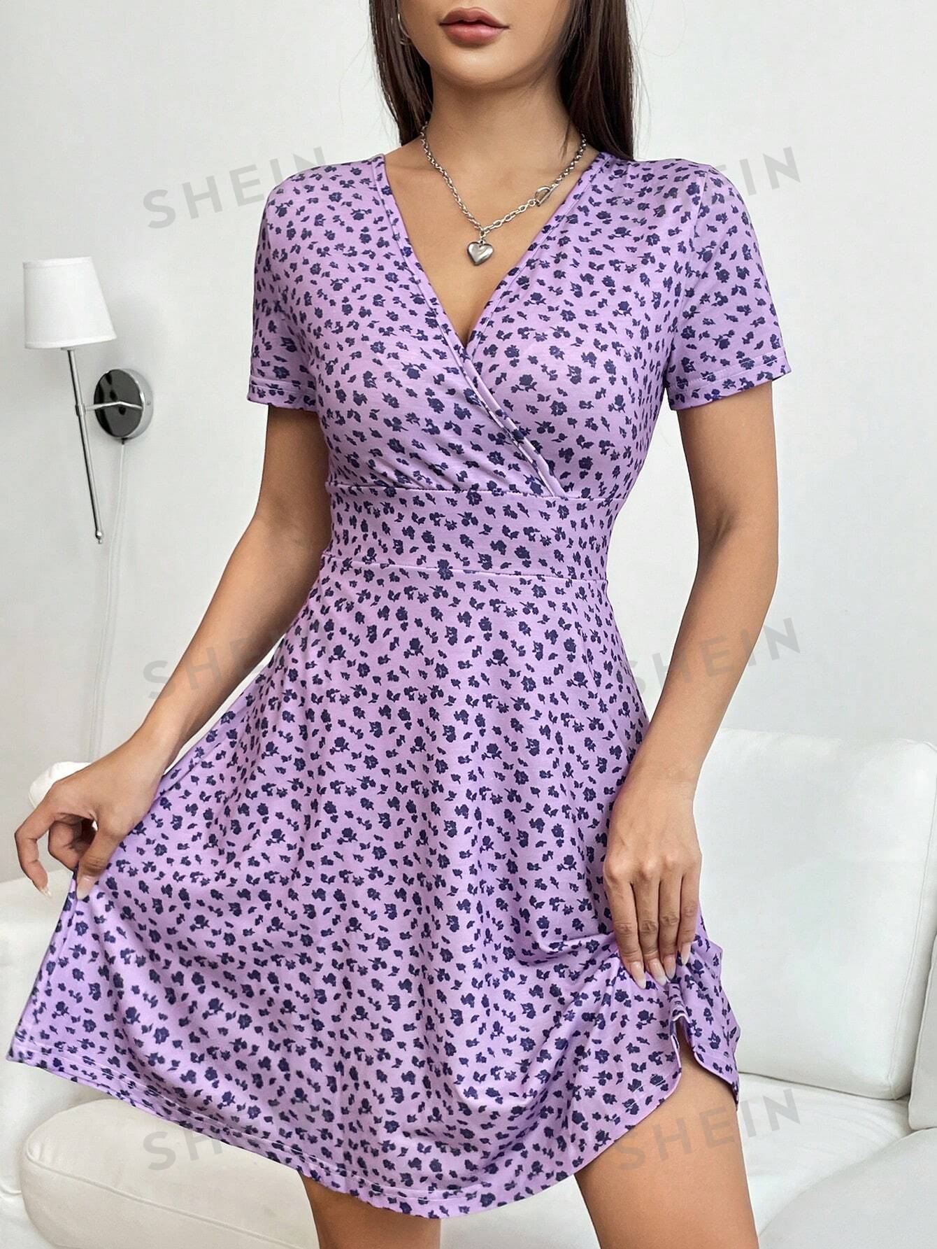 цена SHEIN EZwear Женское платье с глубоким v-образным вырезом и короткими рукавами с принтом, фиолетовый