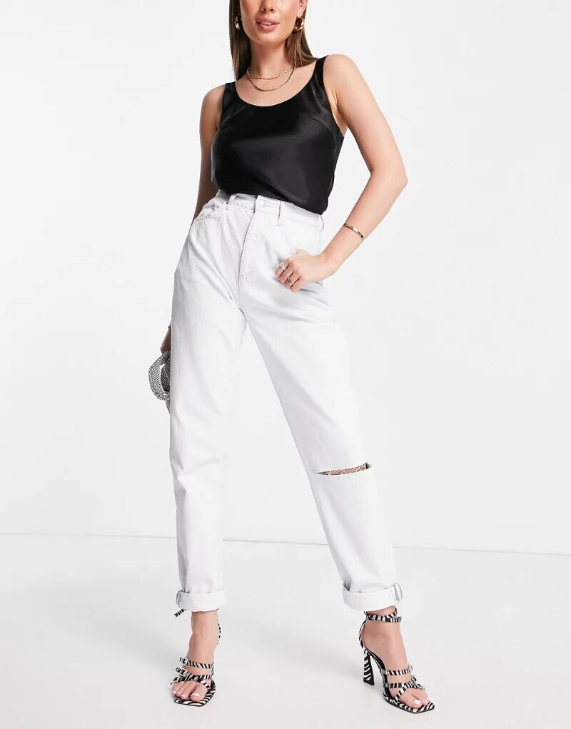 

Светлые джинсы Mom с прорезями на коленях ASOS