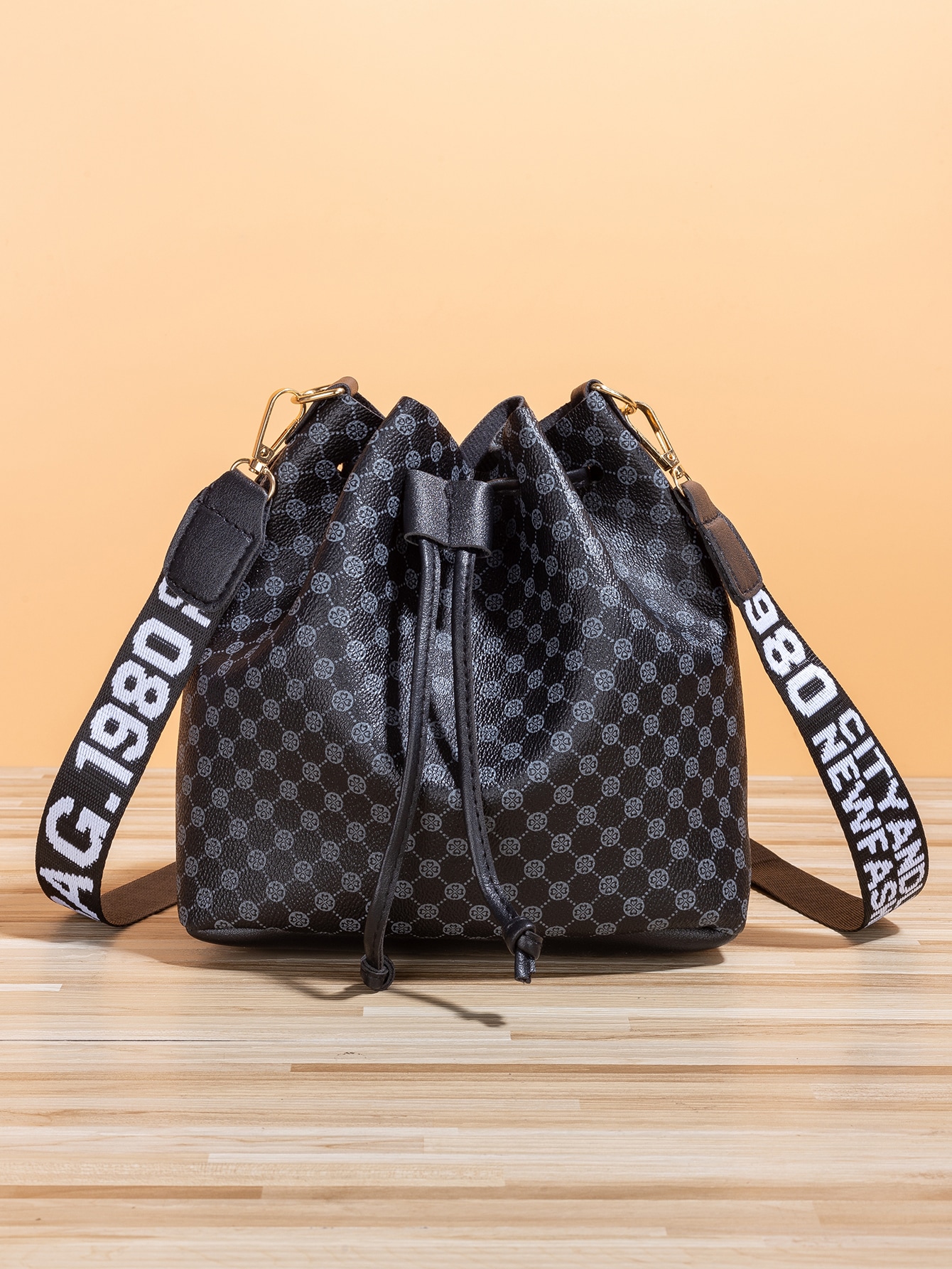 Мини-сумка-ведро с геометрическим узором, черный новая модная тканая соломенная сумка ведро с цепным ремнем и застежкой на шнурке для пляжа черный