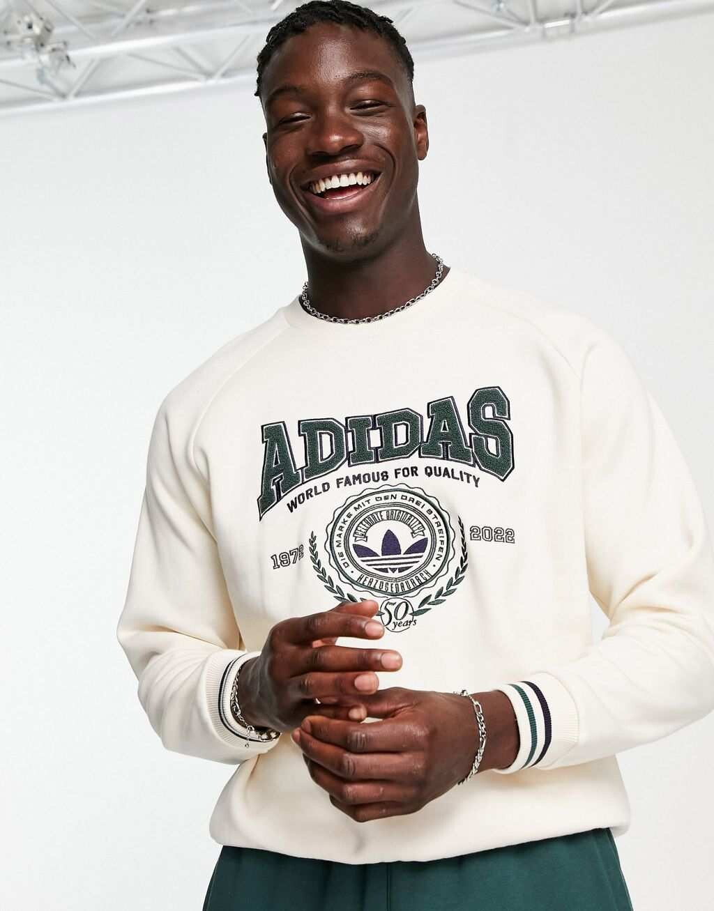 

Белоснежная толстовка с большим логотипом adidas Originals 'Preppy Varsity'