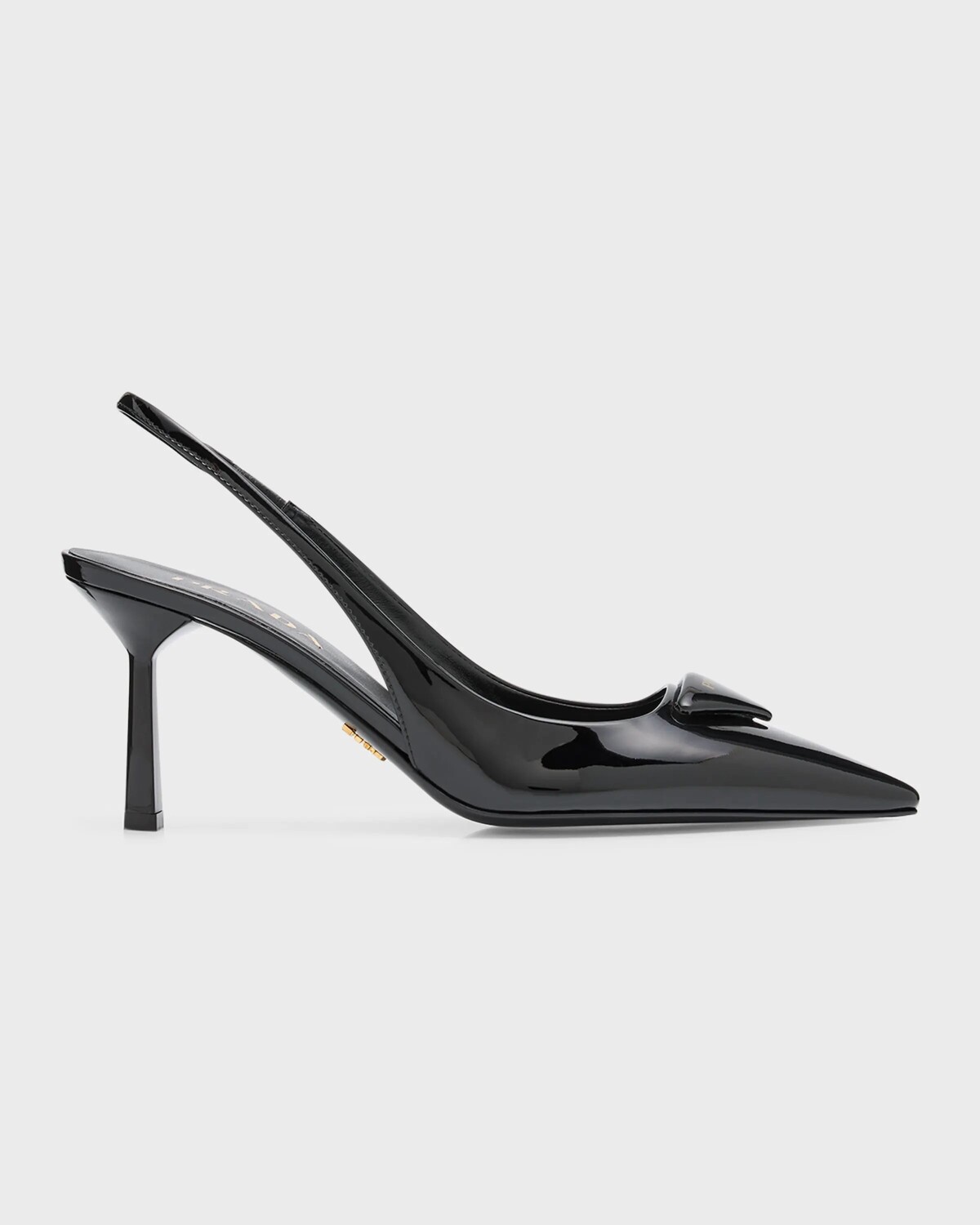 

Патентованные туфли-лодочки с треугольной пяткой Prada, цвет Nero
