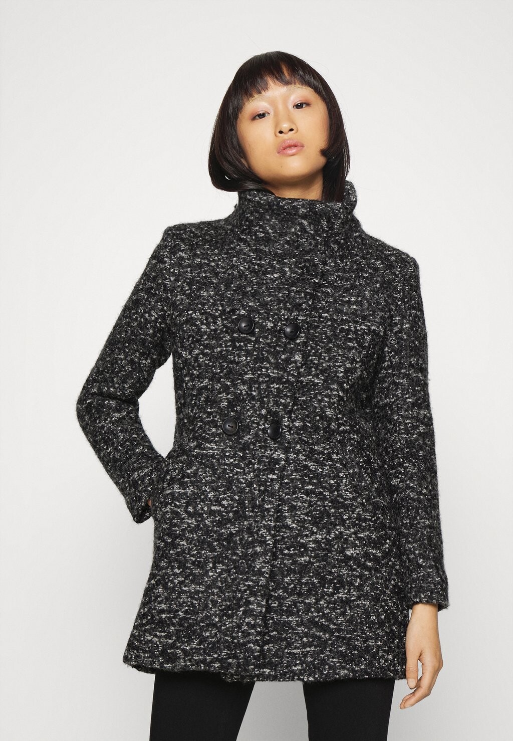 

Короткое пальто ONLY Petite ПАЛЬТО ONLNEWSOPHIA, цвет black melange/white